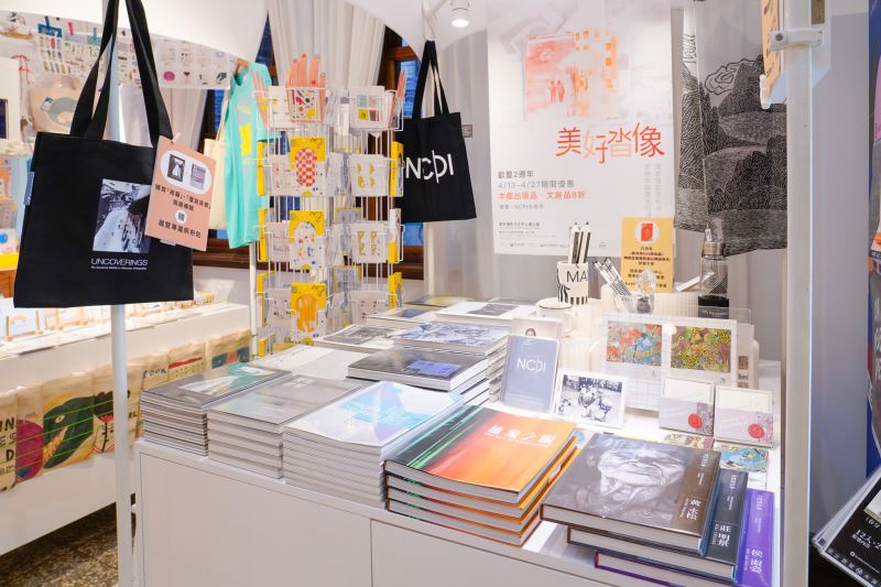 國家攝影文化中心臺北館於2週年館慶期間4月13日至27日，特別提供出版文創品購買折扣優惠。