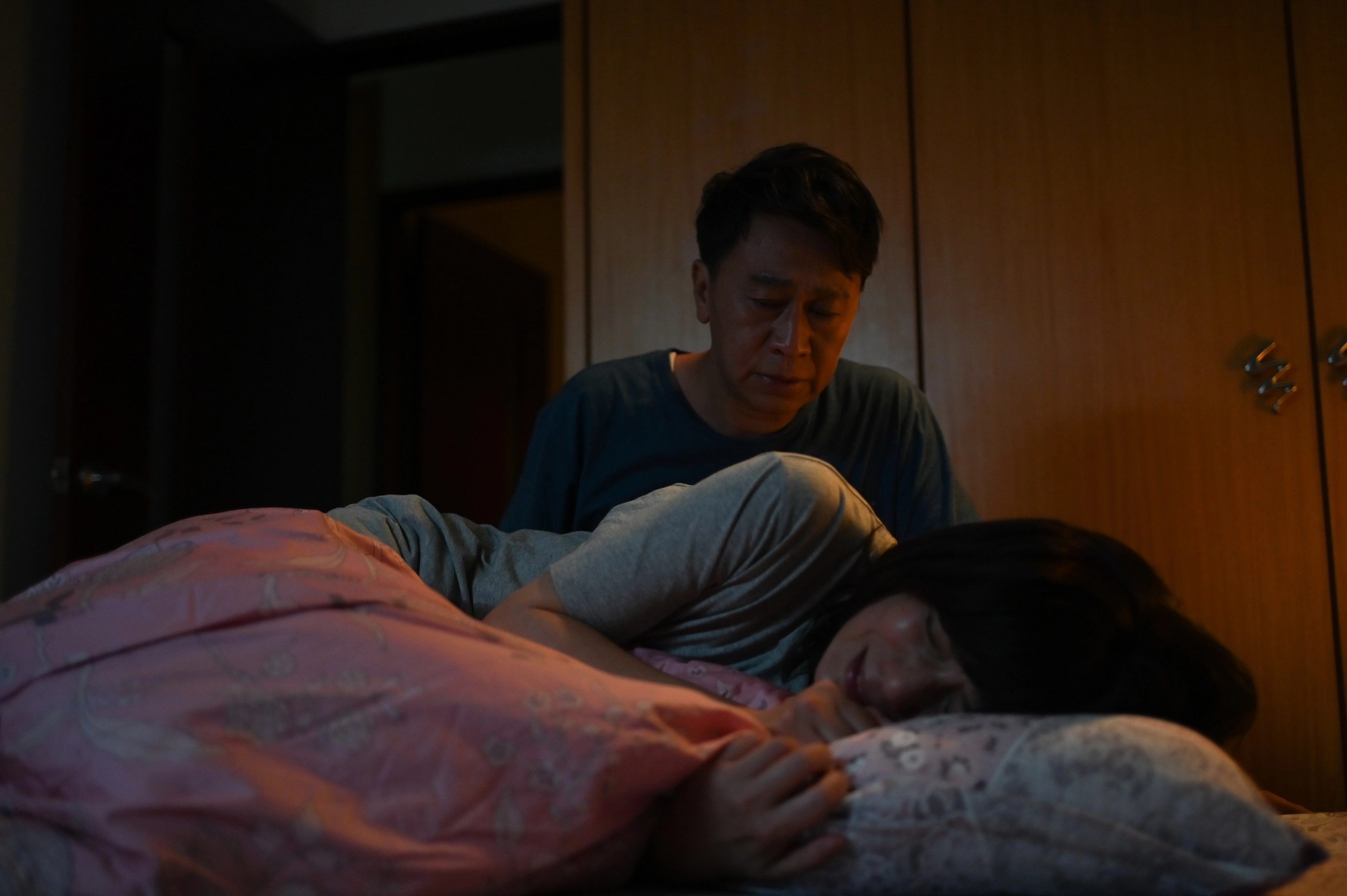 《最佳配角》劇中游安順安慰在難過中的妻子