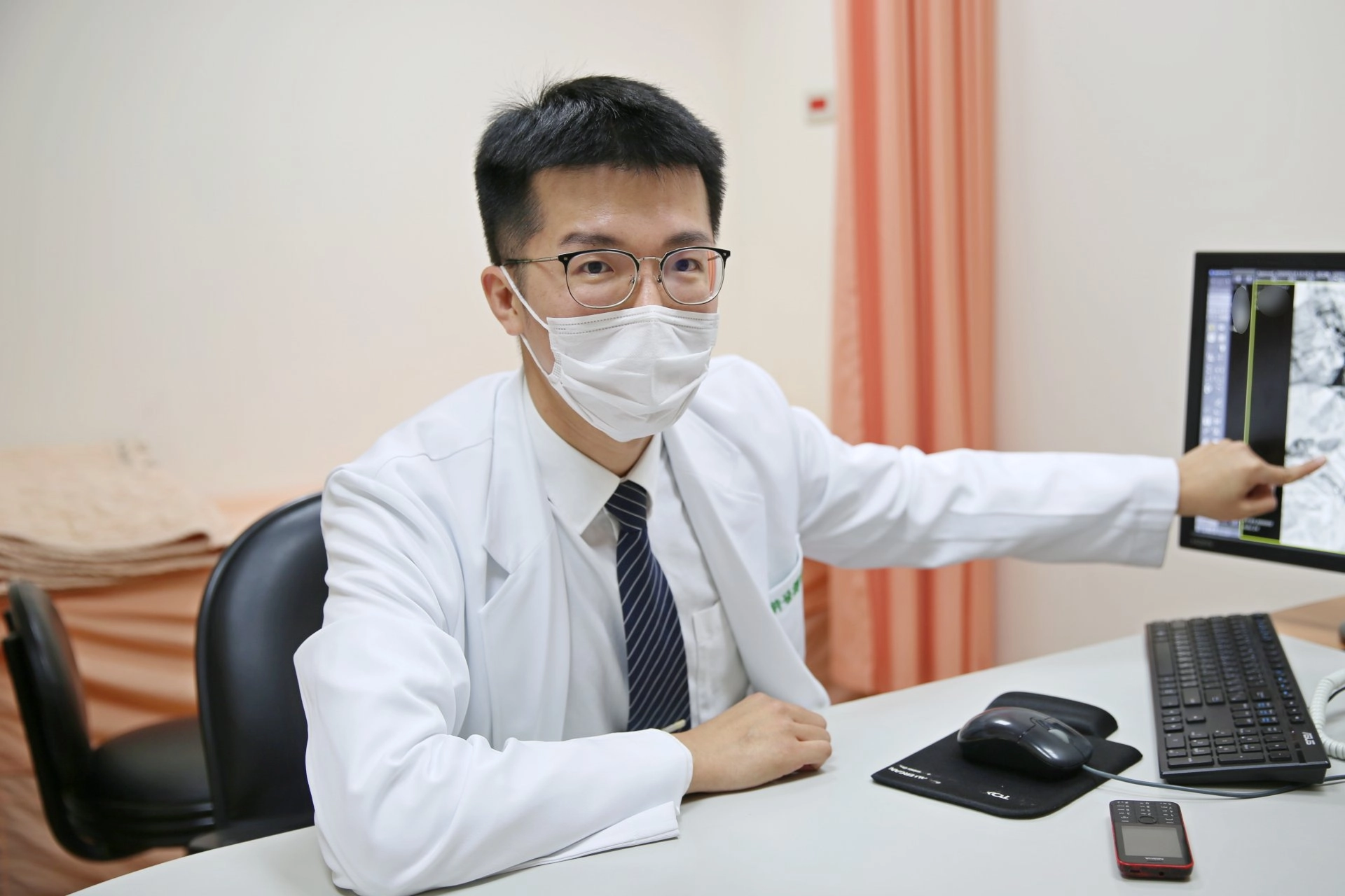 許晉譯醫師指出，多數口灼症患者會感覺舌頭有不同程度的灼熱感或疼痛，通常從舌頭前段開始，隨著病情變嚴重，逐漸擴展到整個舌面和口腔內部。