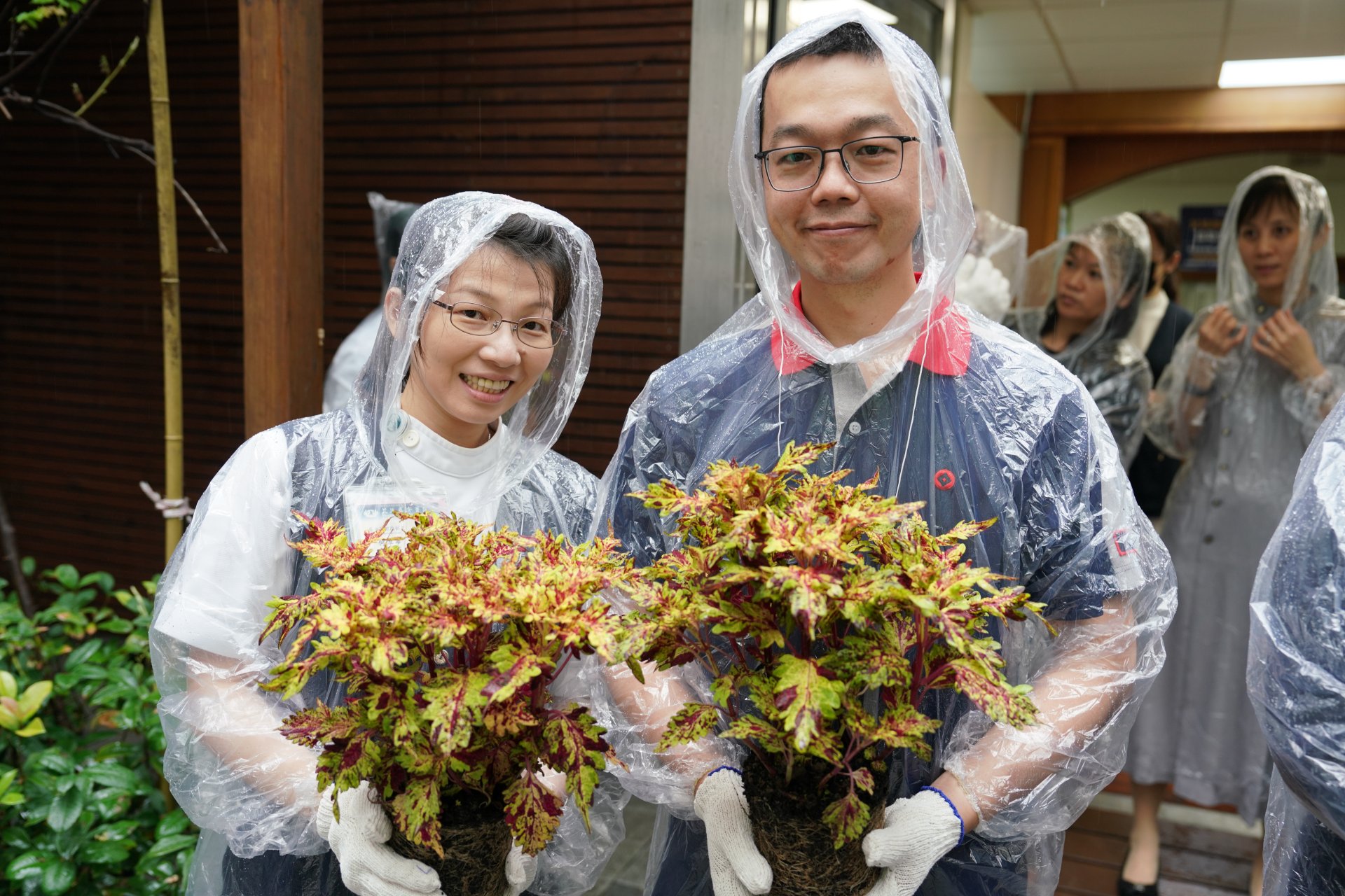 花蓮慈院感染管理控制室護理師何翠華(左)與在華紙服務的先生古大易，也出席見證「減碳愛地球，促進職場健康與安全」宣言。