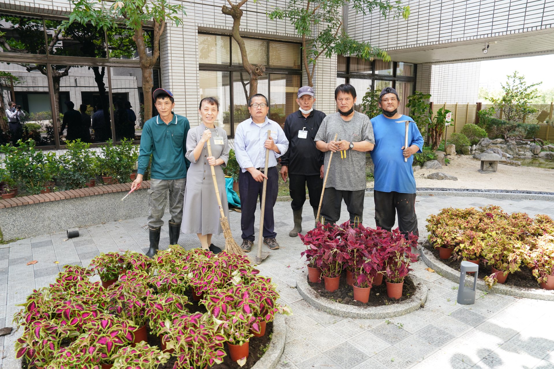 慈濟基金會營建處園藝組組員張櫻議(左三)與花蓮慈院沈芳吉主任(左二)，也為這場宣言活動幕後關鍵人物。