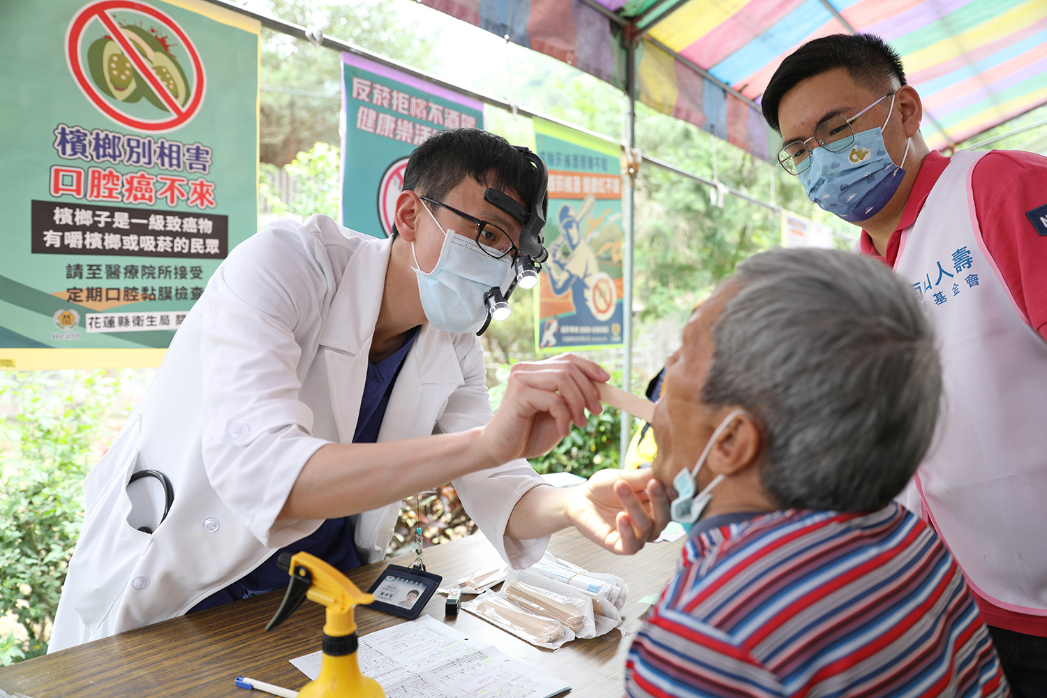 花蓮慈院牙科部醫師為民眾檢查口腔。
