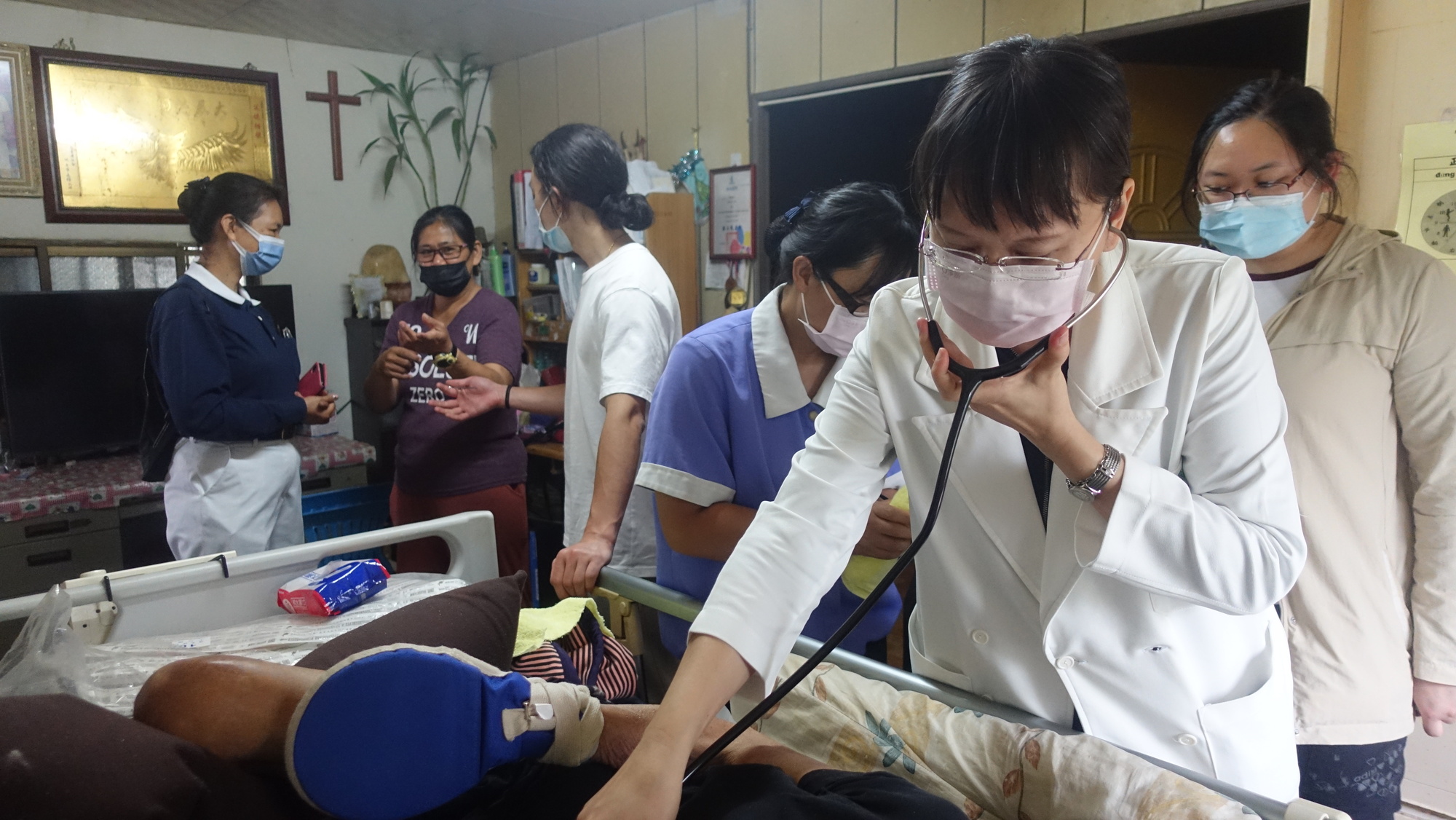 花蓮慈院羅文綾醫師(右)帶領醫學系實習生、護理師進入部落往診。