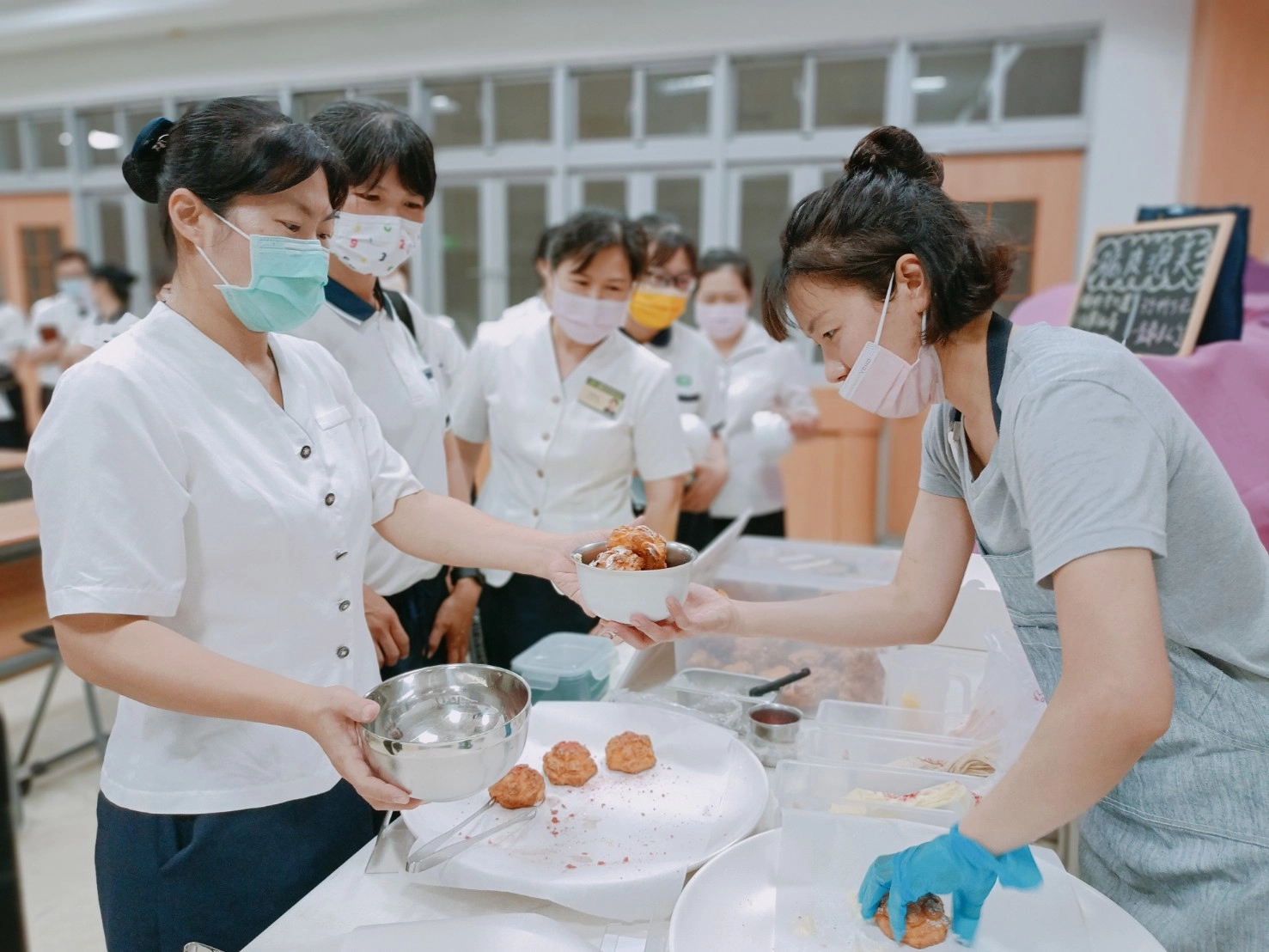 校友開設的蔬食泡芙餐車也特地入校為老師們擺攤，創造生活的甜蜜小確幸。(林育吟 攝)