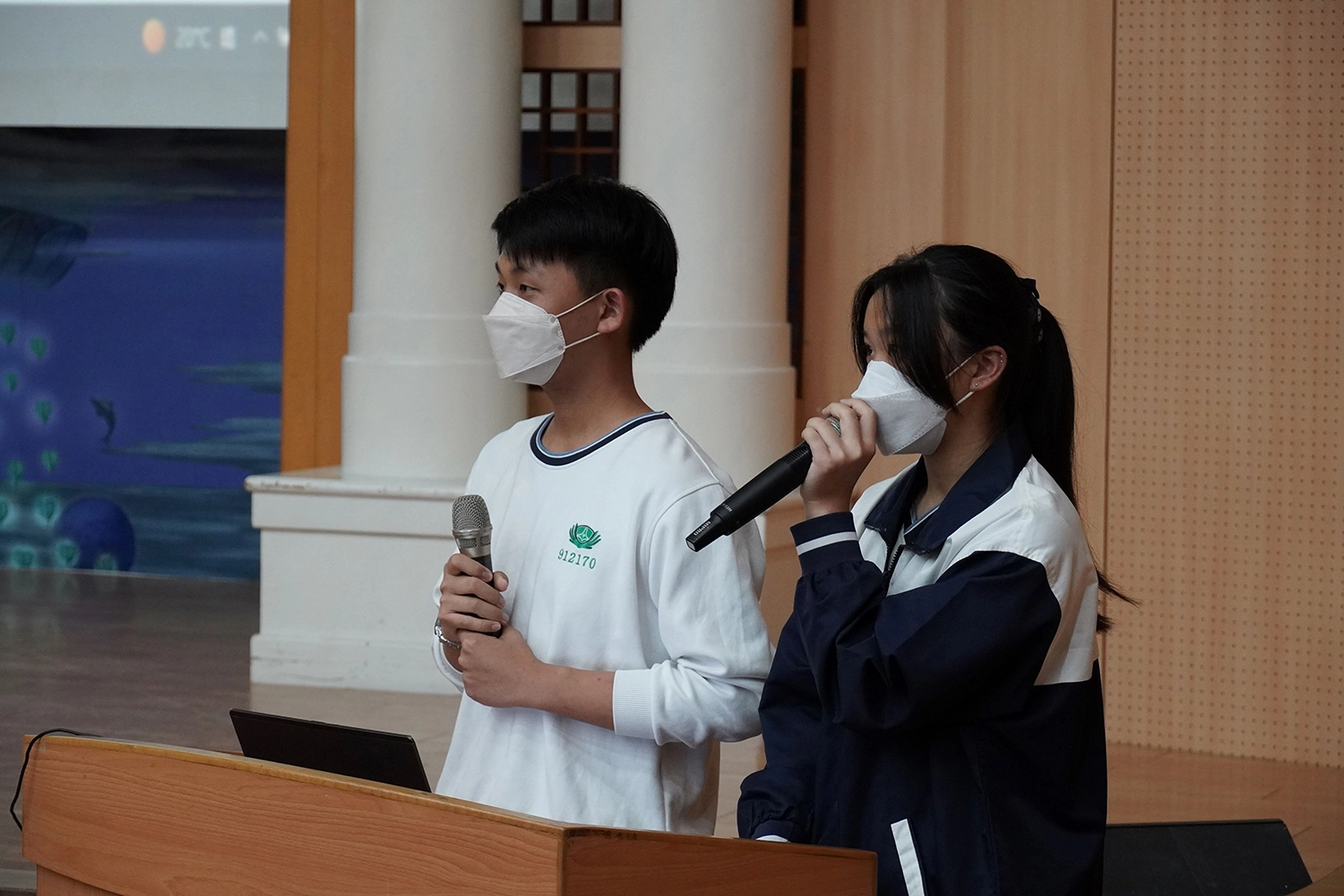 企劃團隊學生在教師晨會上宣導並說明活動的方式和意義。(陳弈亘 攝)
