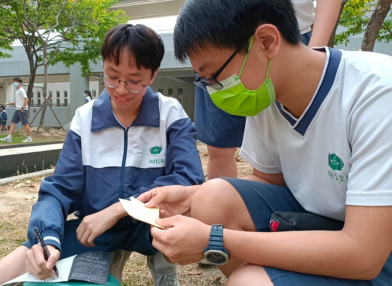 學生要找尋藏在校園中的題目條，並找出正確的答案。(林育吟 攝)