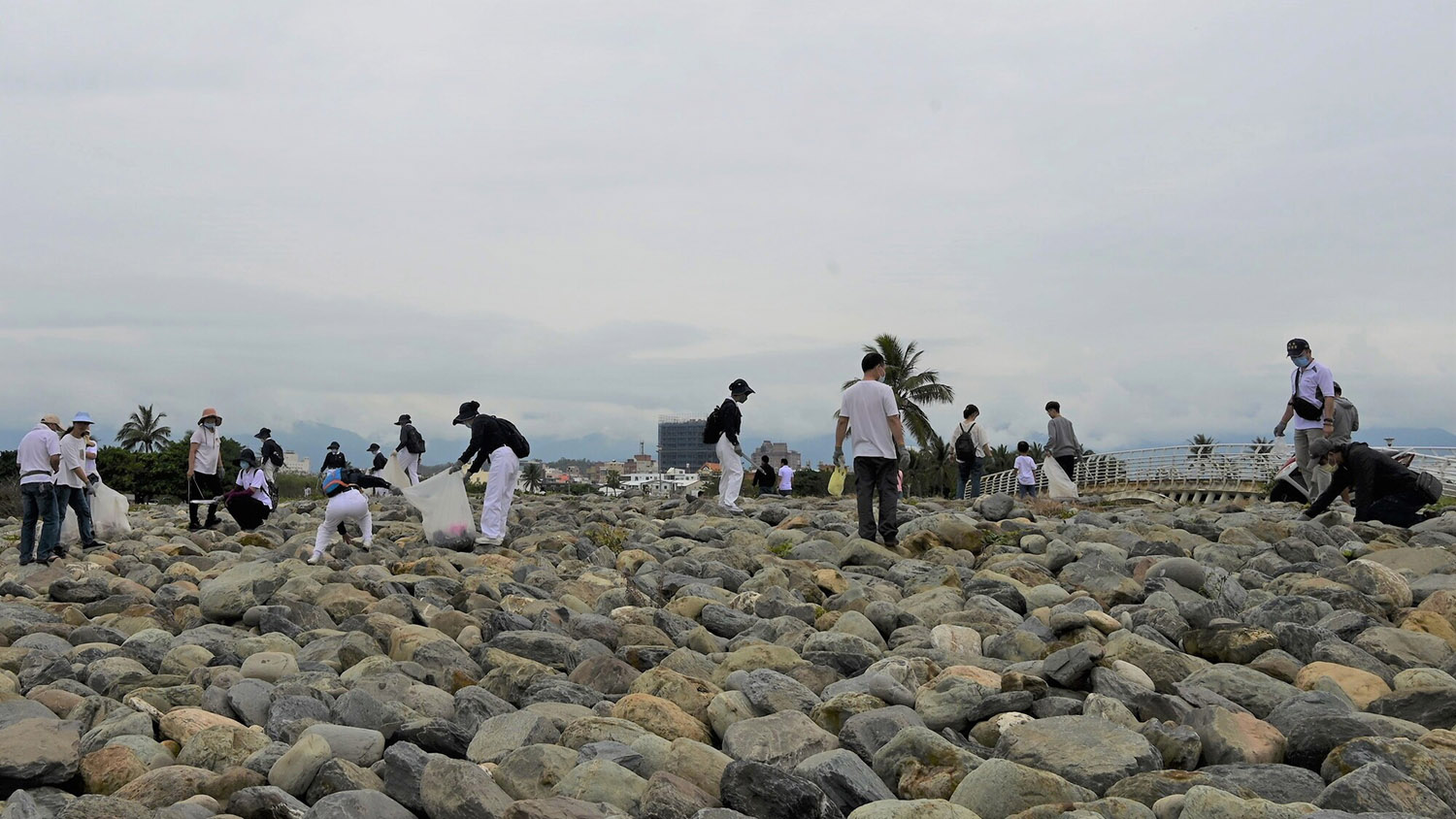 台東慈濟志工響應企業在台東縣海濱公園舉辦的淨灘活動。(攝影：陳信安)