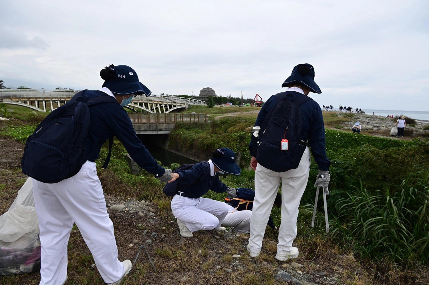 台東慈濟志工響應企業在台東縣海濱公園舉辦的淨灘活動。(攝影：陳信安)