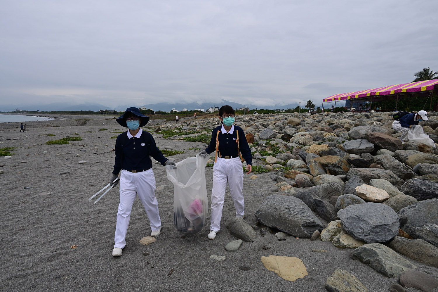 台東慈濟志工響應企業在台東縣海濱公園舉辦的淨灘活動。(攝影：陳信安)