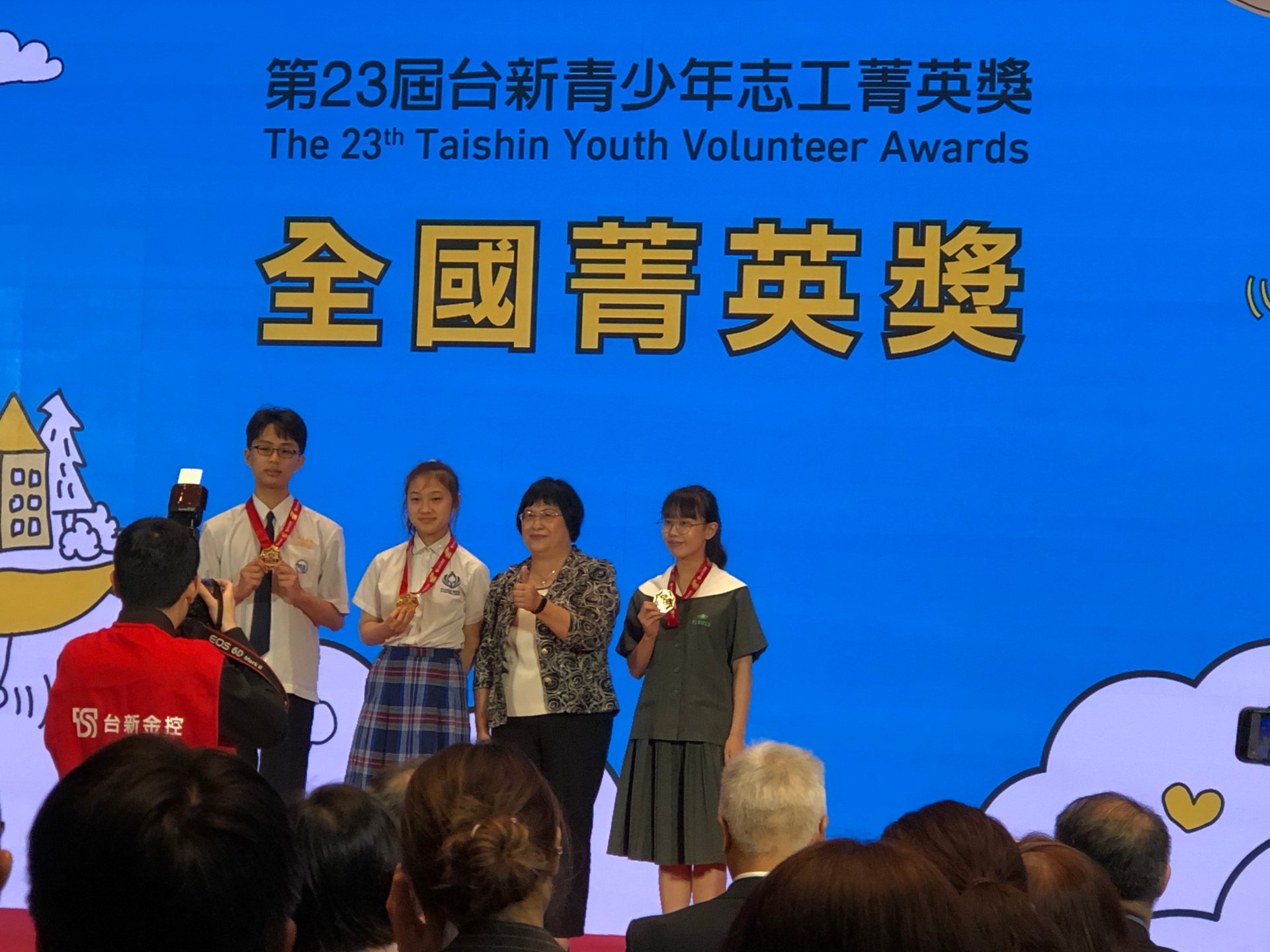 臺南慈中高三黃映瑜獲頒台新青少年志工的前十名之全國菁英獎