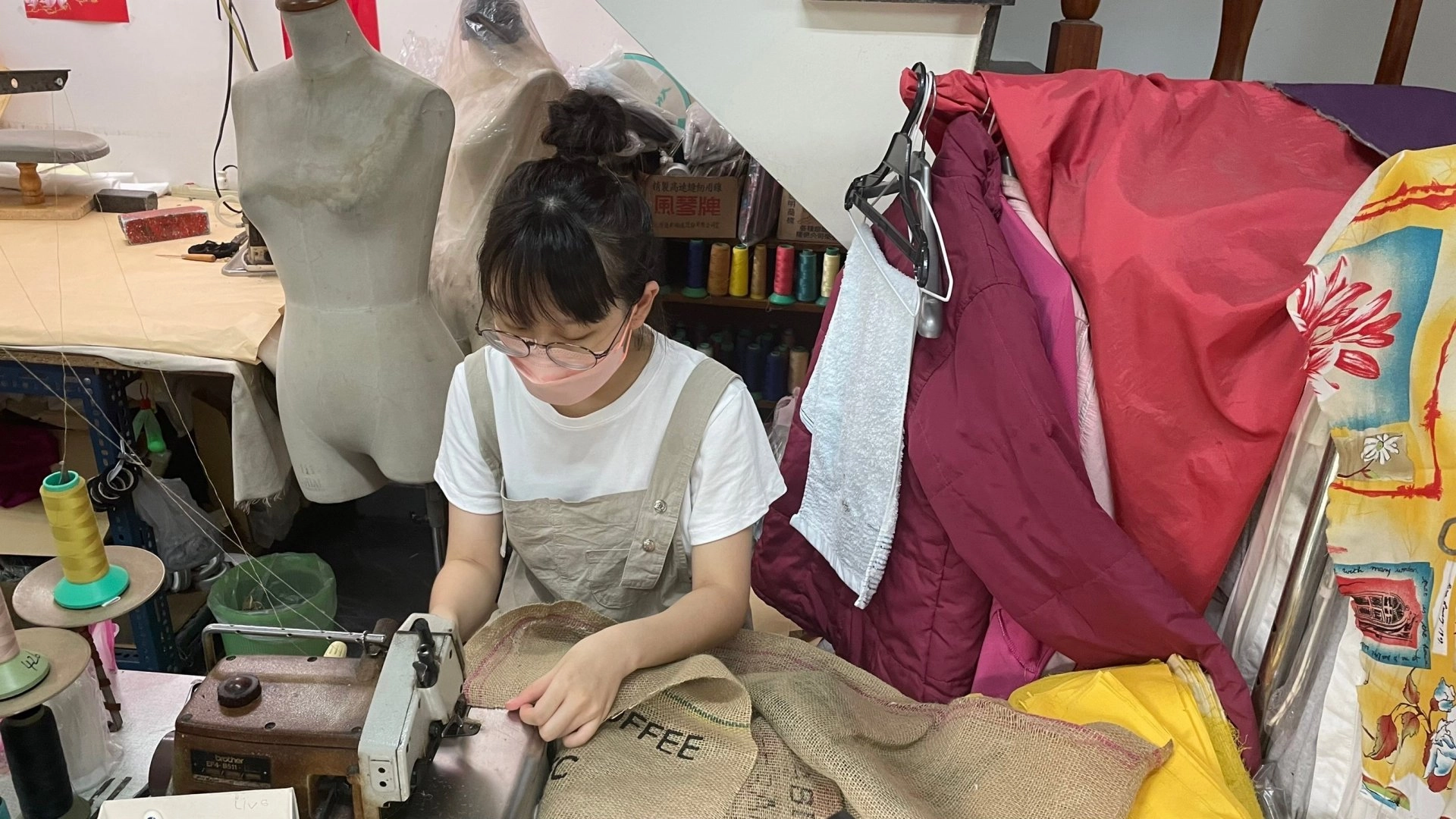 黃映瑜同學以回收咖啡豆的麻布袋再製永續袋並與店家分享。黃映瑜提供