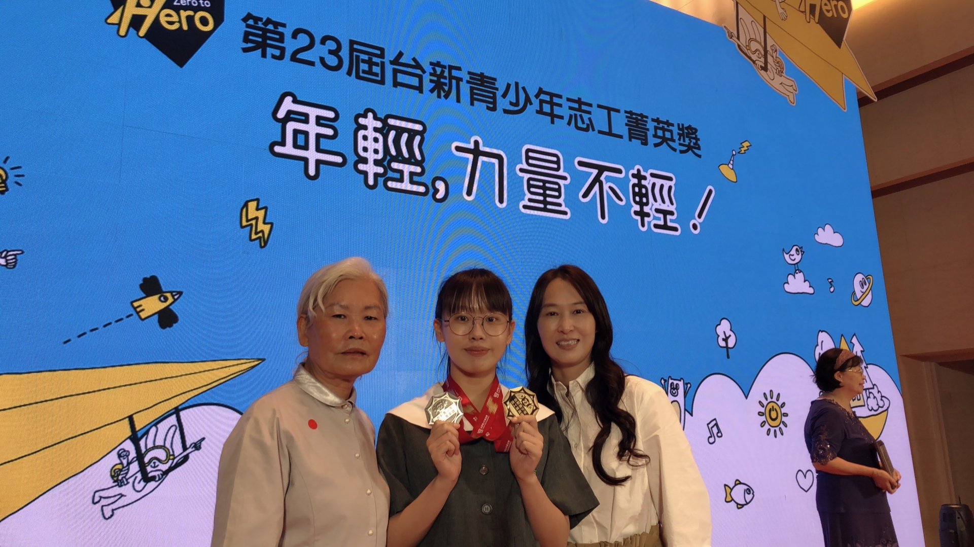 身為慈濟第三代，感恩慈濟志工的奶奶（左一 莊慈育師姊）與媽媽總是以身作則。