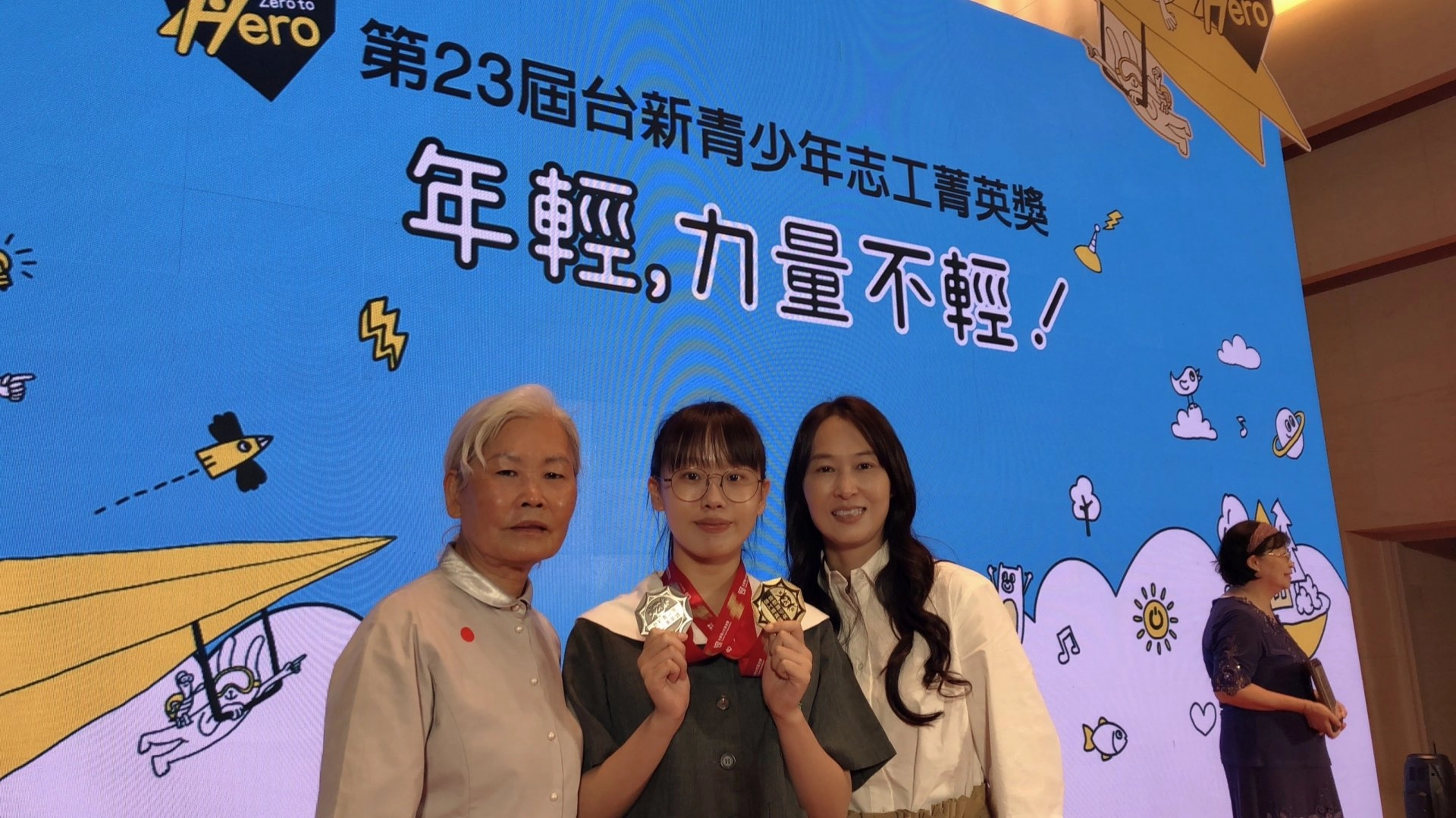 身為慈濟第三代，感恩慈濟志工的奶奶（左一 莊慈育師姊）與媽媽總是以身作則。