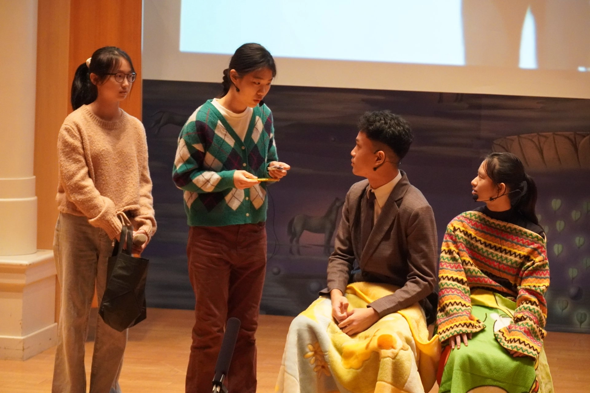 高二雙語實驗班英語話劇演出，展現多元的英語學習成果。