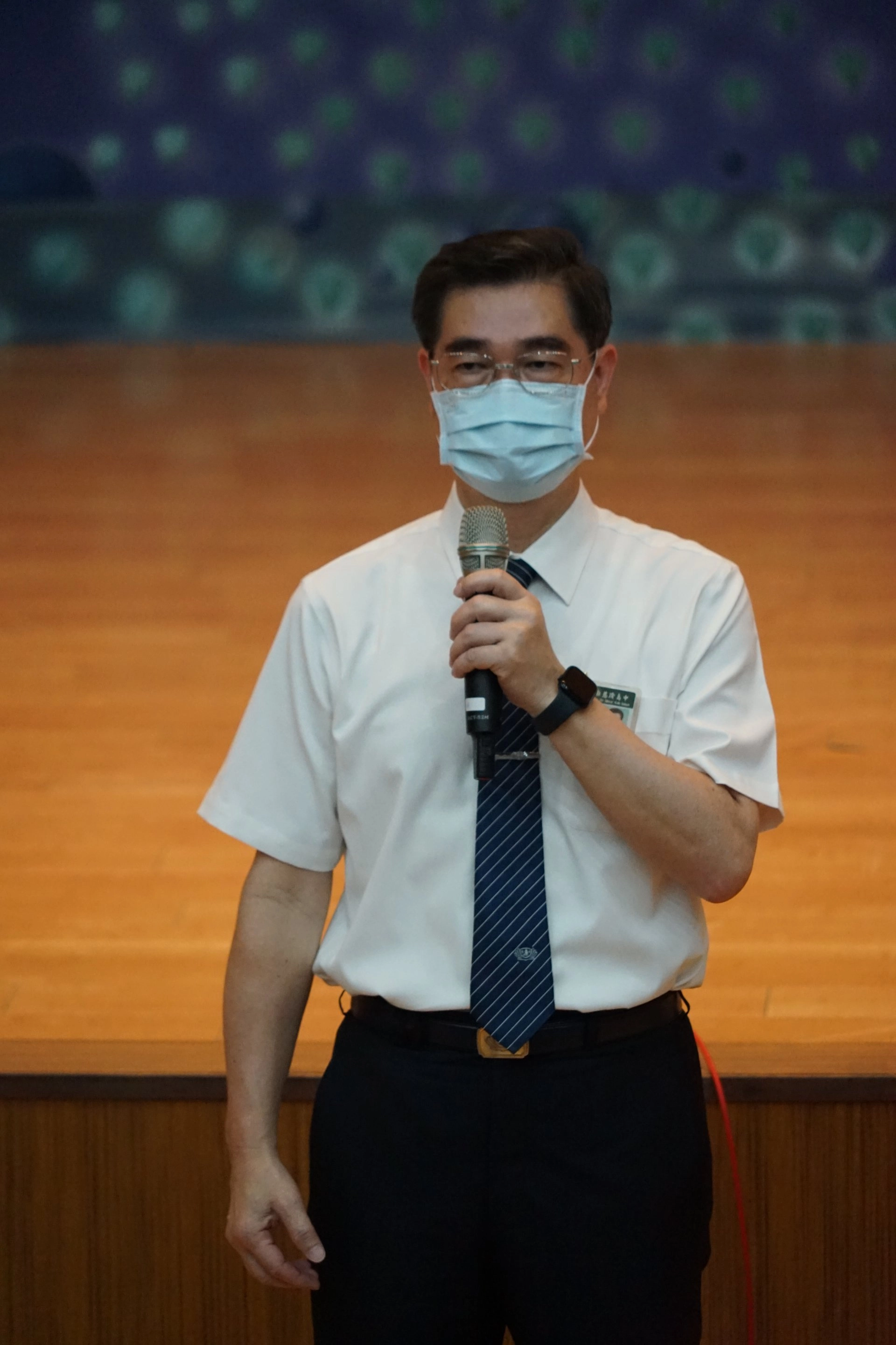 校長姚智化蒞臨觀賞演出，強調英語學習與品格教育的重要性。