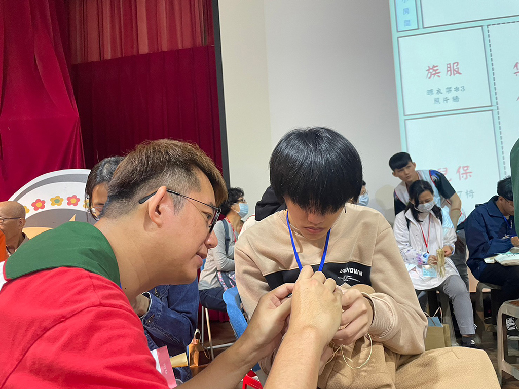 社工同仁協助認養童完成挑戰