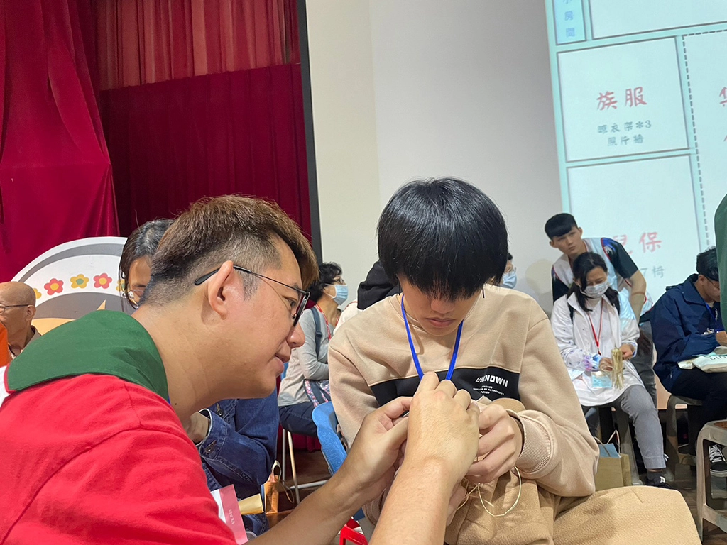 社工同仁協助認養童完成挑戰
