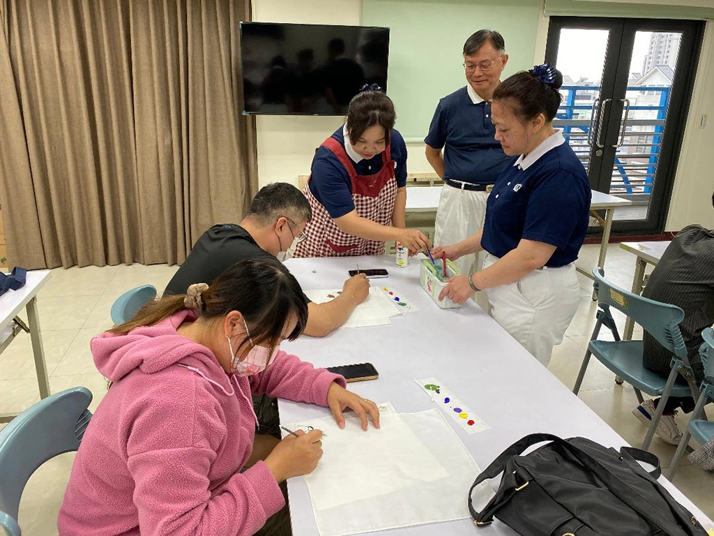 慈濟師姊與新住民共同彩繪紗布手帕
