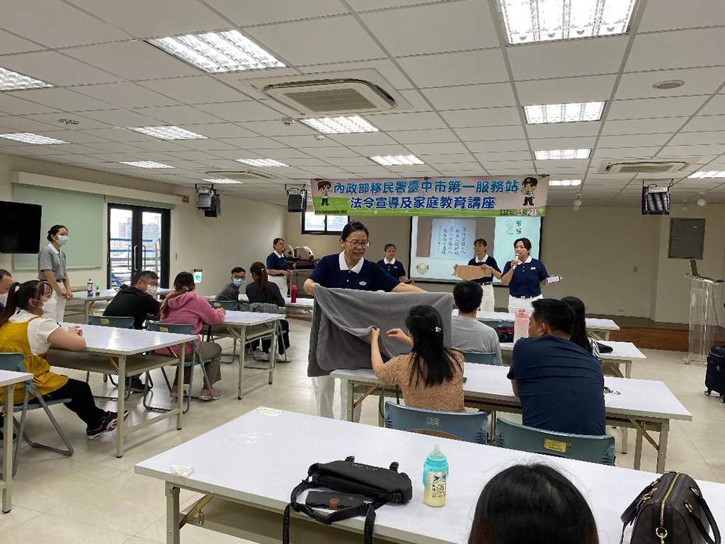 慈濟師姐展示塑膠回收後再製做成的毛毯