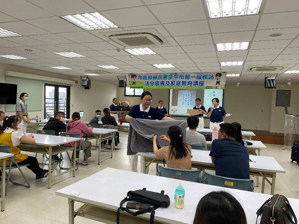 慈濟師姐展示塑膠回收後再製做成的毛毯