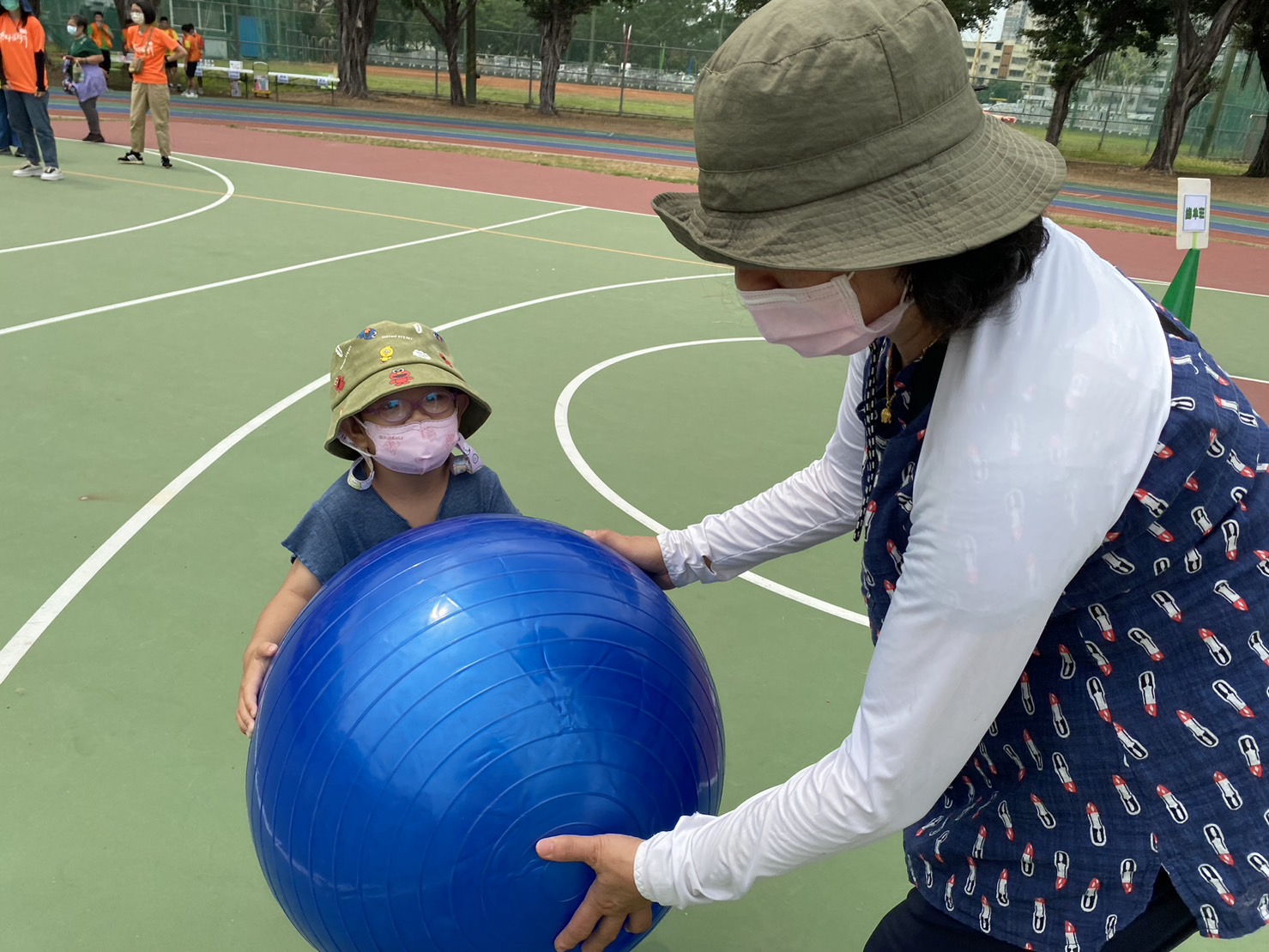 陳秀湄阿嬤和慢飛天使小妤一起參加運動會