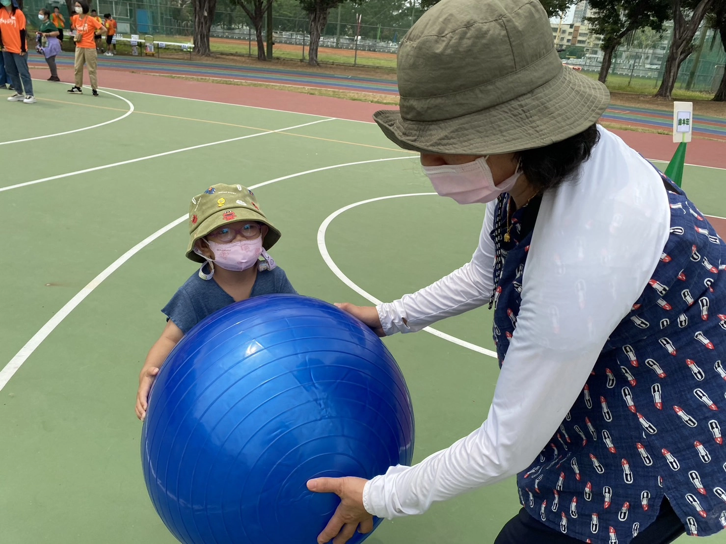 陳秀湄阿嬤和慢飛天使小妤一起參加運動會