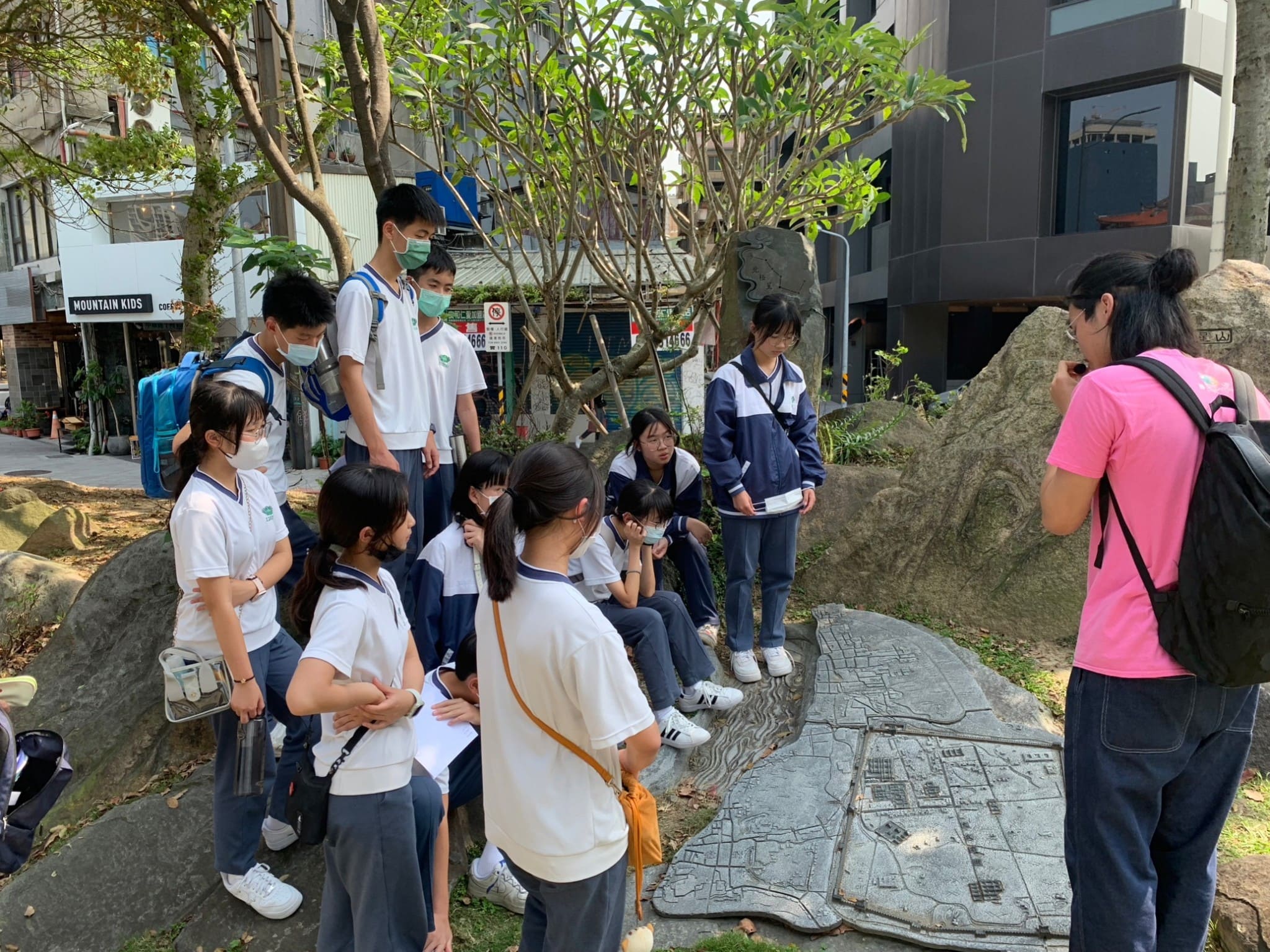 在北門旁的石雕上，看著古代台北城的地圖，更加了解這座城市的面貌。