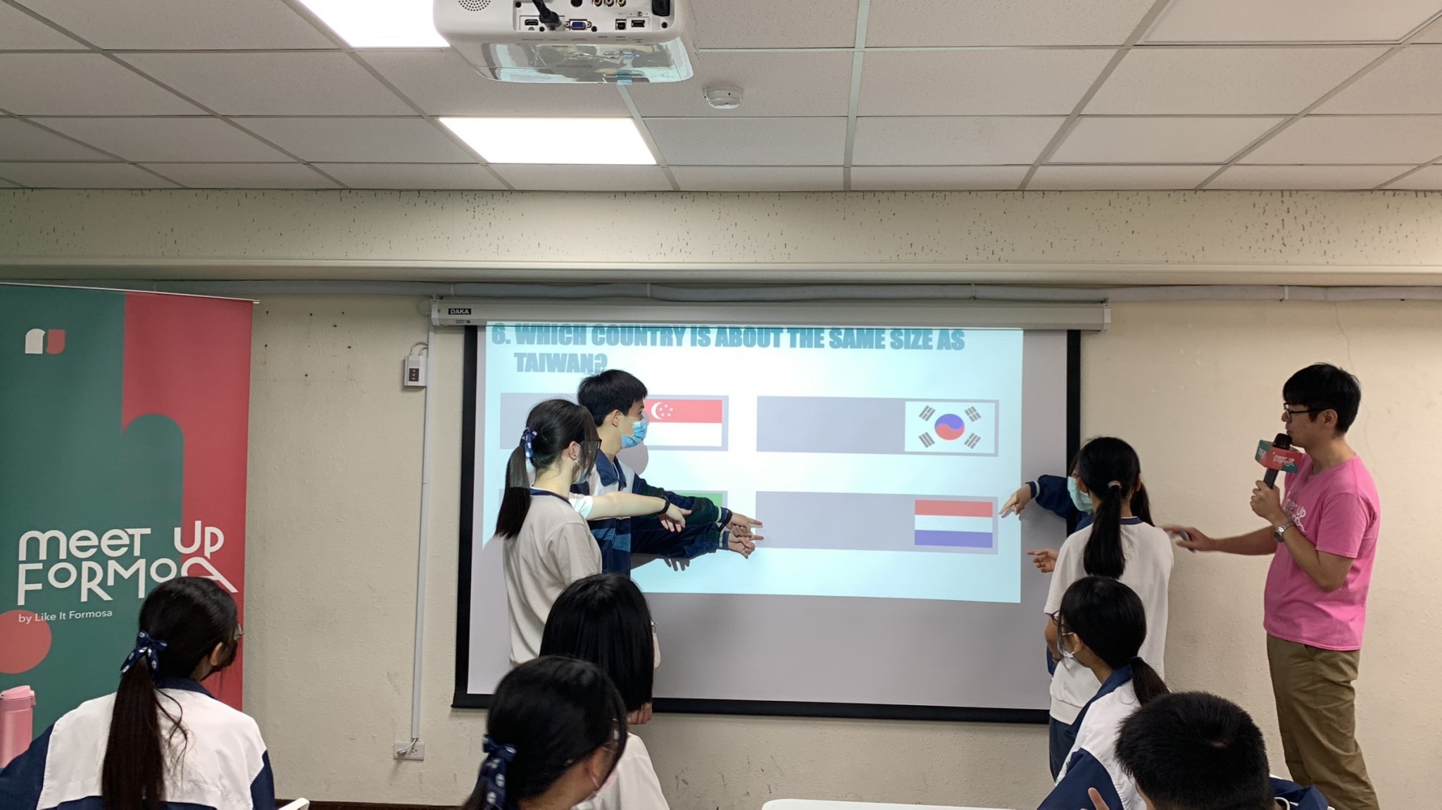 透過破冰遊戲，以國旗引導各組同學搶答，除了增強世界觀，也消除緊張的心情。