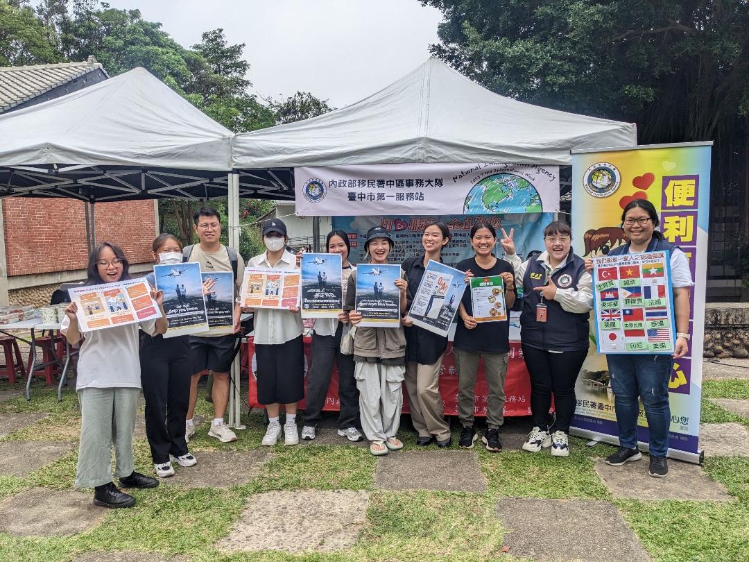 移民署同仁與境外生共同宣導「擴大逾期停(居)留外來人口自行到案專案」