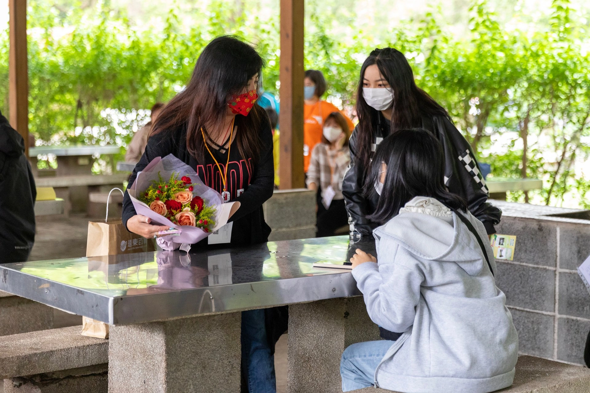 資助人劉雪薏帶著女兒與資助童薇薇相會，兩位年齡相仿的女孩一見如故。(台灣世界展望會提供)