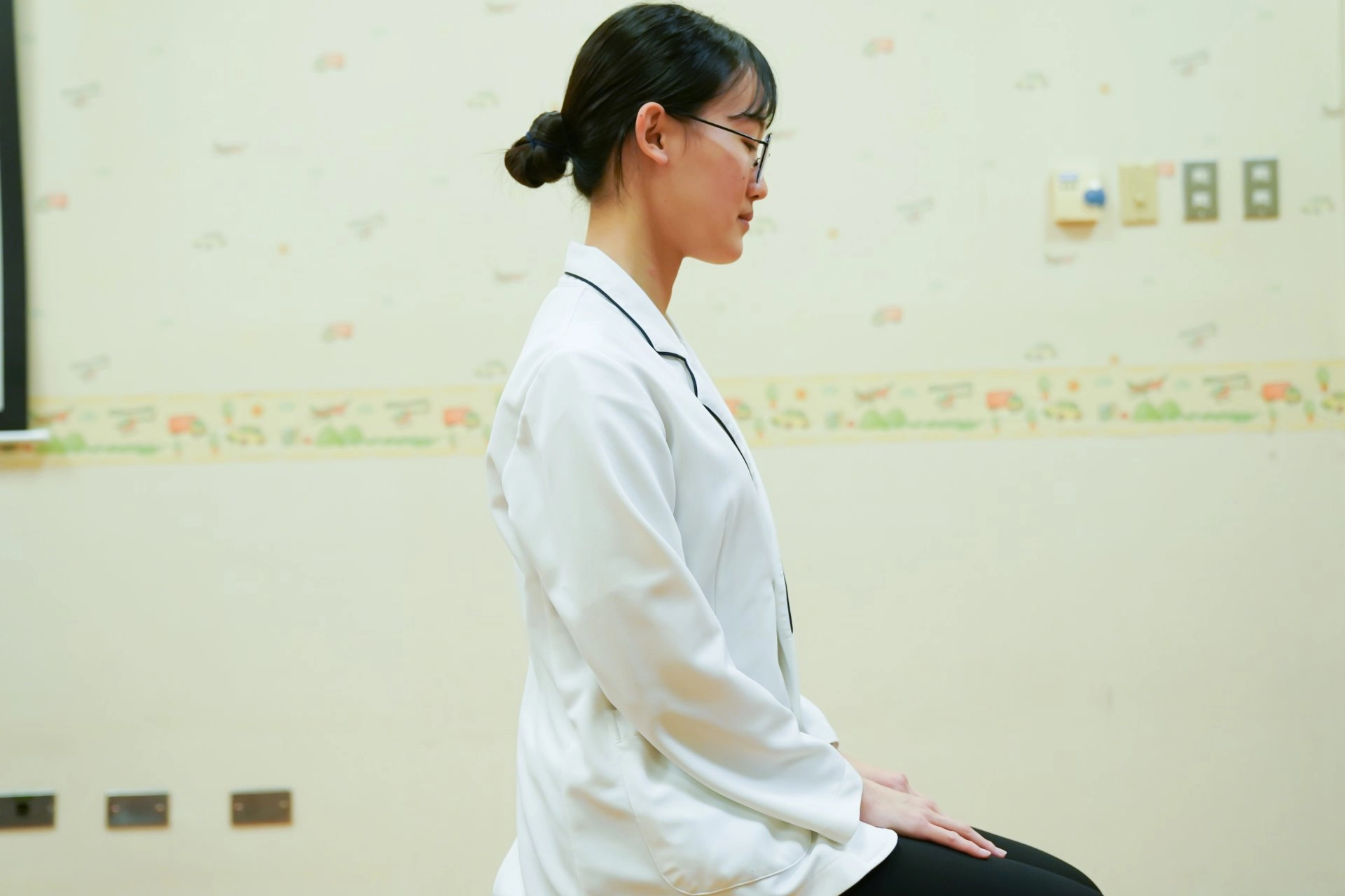 兩側肩胛骨往中間夾，視個人情況可搭配將手臂往後拉伸。
