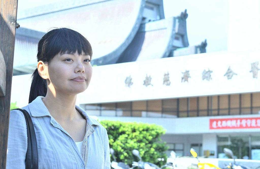 芳吉(林嘉俐 飾演)掛念著病患，以及在急診室拯救生命的歷程