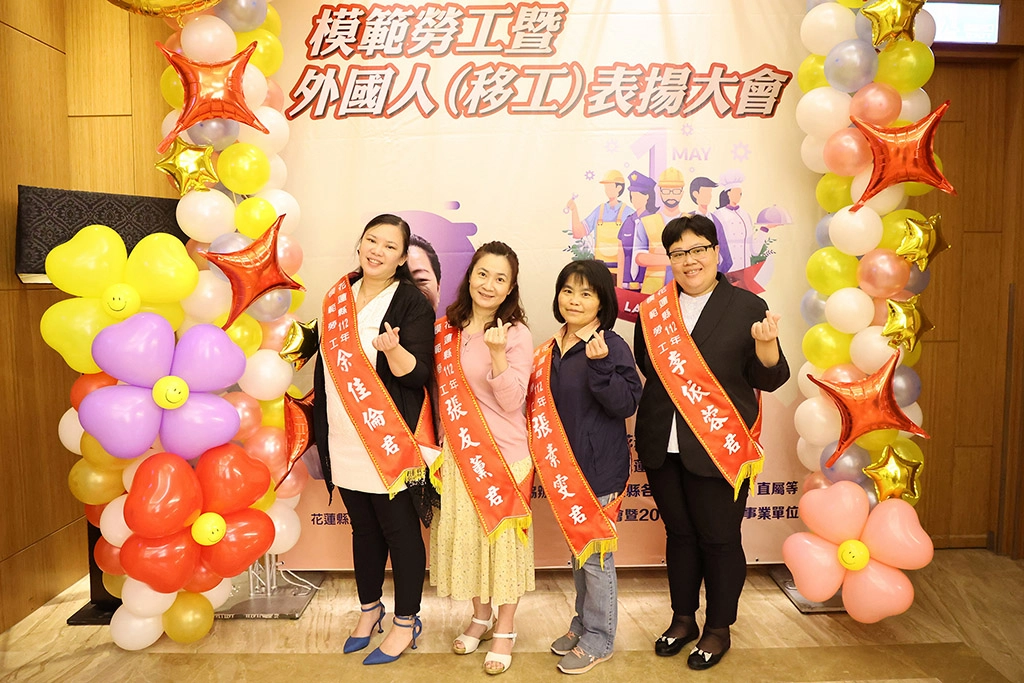 花蓮慈濟醫院中醫科病房護理長張素雯、兒科病房護理長李依蓉、神經內外科病房護理長余佳倫及中醫門診護理師張友薰等4位白衣天使，獲花蓮縣模範勞工殊榮。