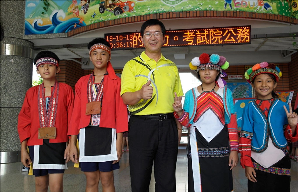 和睦國小鄒族日，陳振興校長與鄒族原住民同學合影。