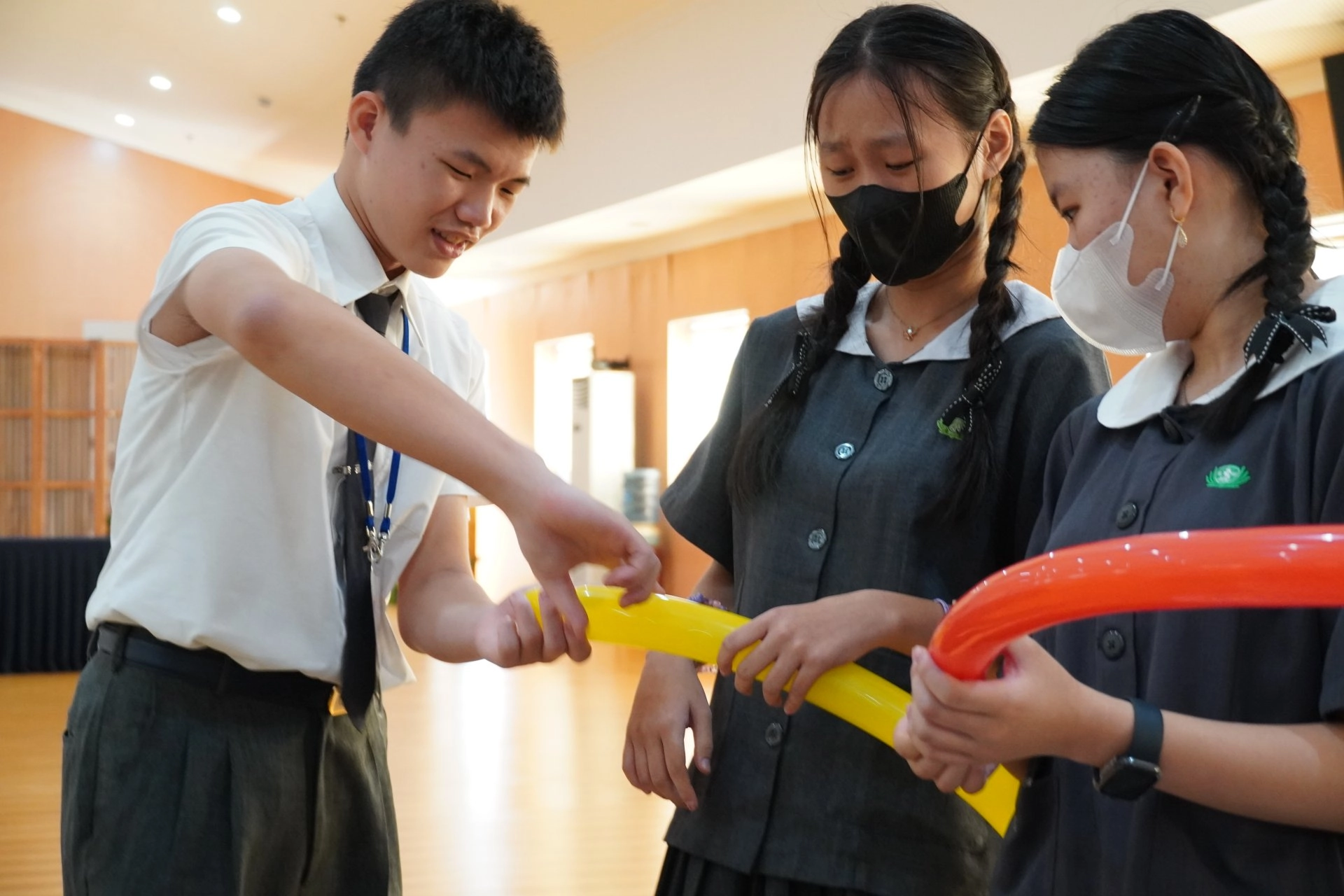 管氣球打氣及轉折都會有點小小的緊張，臺南慈中的學生們細心協助學伴完成。