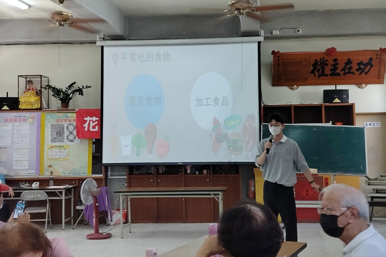 慈濟大學公共衛生學系的實習生，結合社區實作與課堂理論，以四週的時間先實地訪查了解社區據點長輩的需求，進而打造專屬的健康課程。