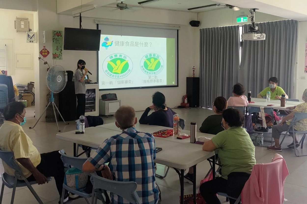慈濟大學公共衛生學系的實習生，結合社區實作與課堂理論，以四週的時間先實地訪查了解社區據點長輩的需求，進而打造專屬的健康課程。