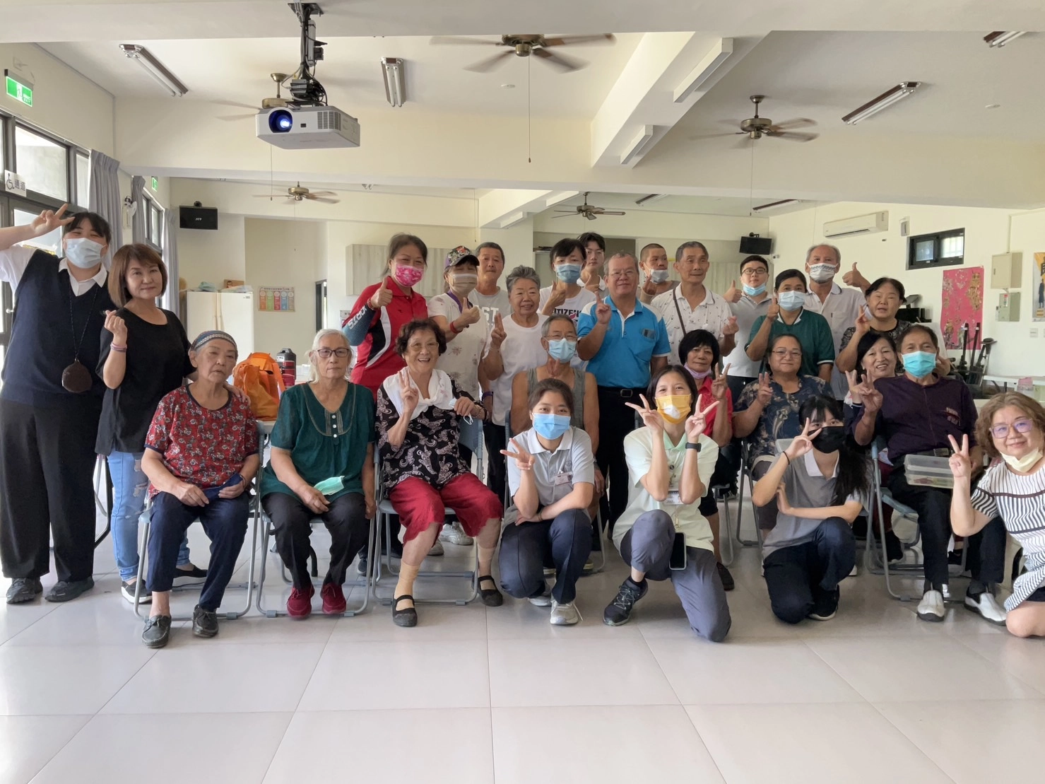 花蓮慈濟醫院高齡暨社區醫學部團隊，與慈濟大學公共衛生學系的實習生，7月份起，在社區據點推動一系列的健康課程，帶著社區長者一起「智慧消費．健康加倍」。