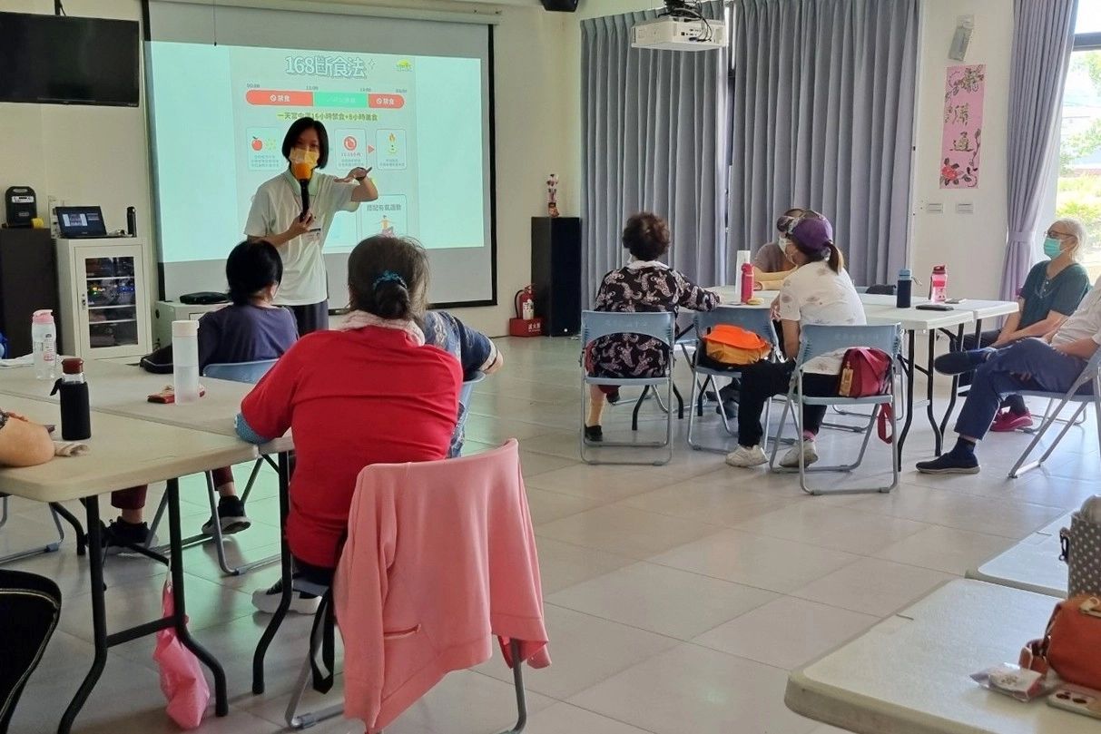 慈濟大學公共衛生學系的實習生，結合社區實作與課堂理論，以四週的時間先實地訪查了解社區據點長輩的需求，進而打造專屬的健康課程。
