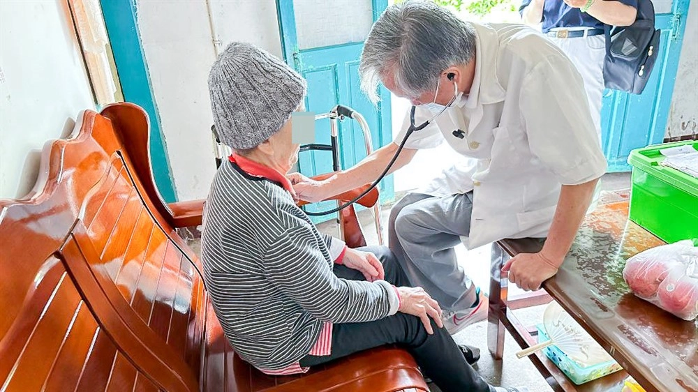 蕭瑞和醫師專注為長者聽診。