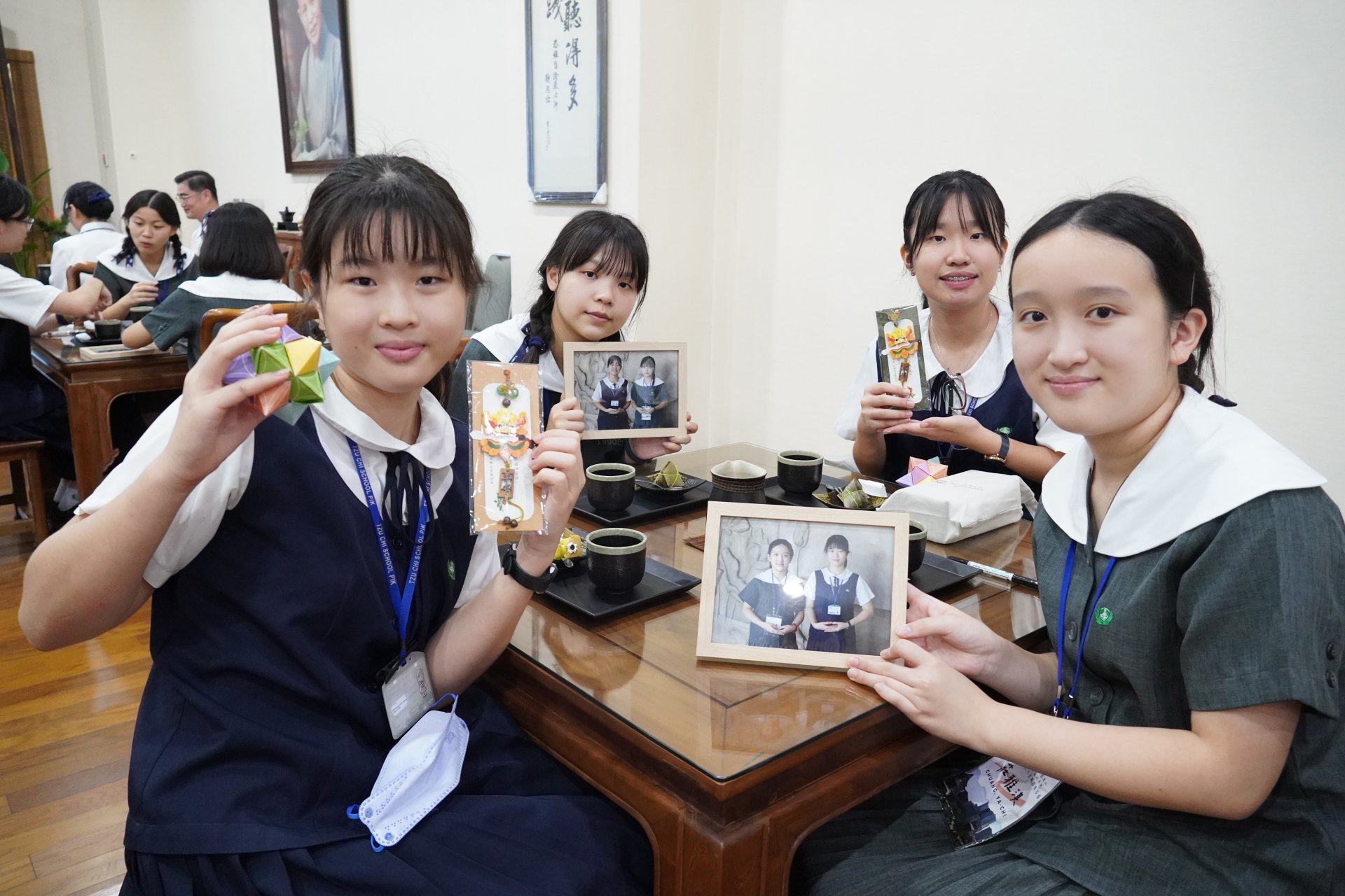 臺南慈中致贈安平劍獅書籤,印尼慈濟學校致贈學伴合影,雙方留下美好的足跡。