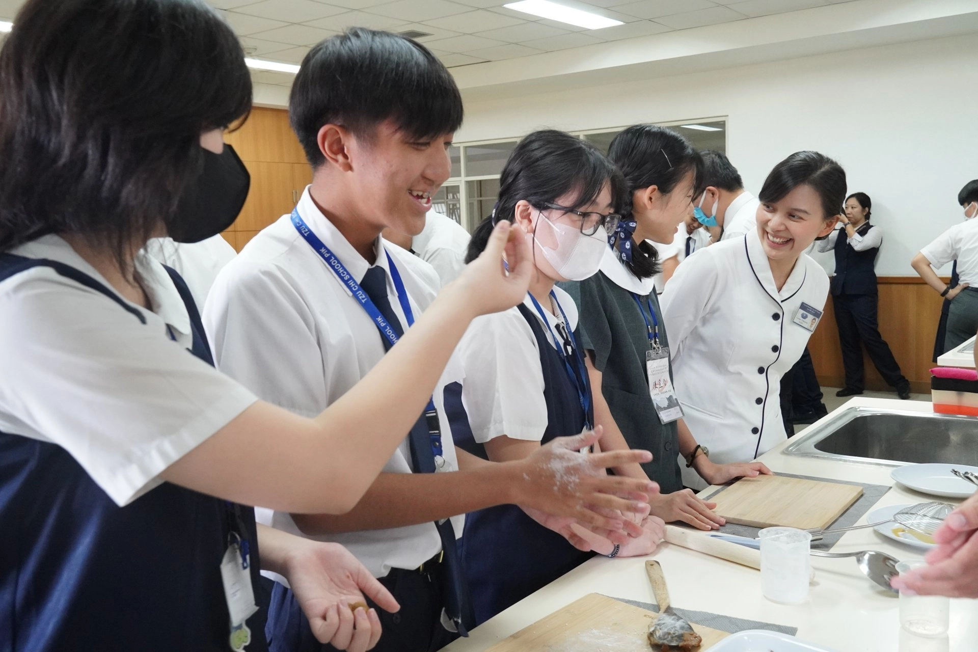 印尼國際學校姚佩琳校長（圖右）開心參與製作臺灣珍珠奶茶的過程。