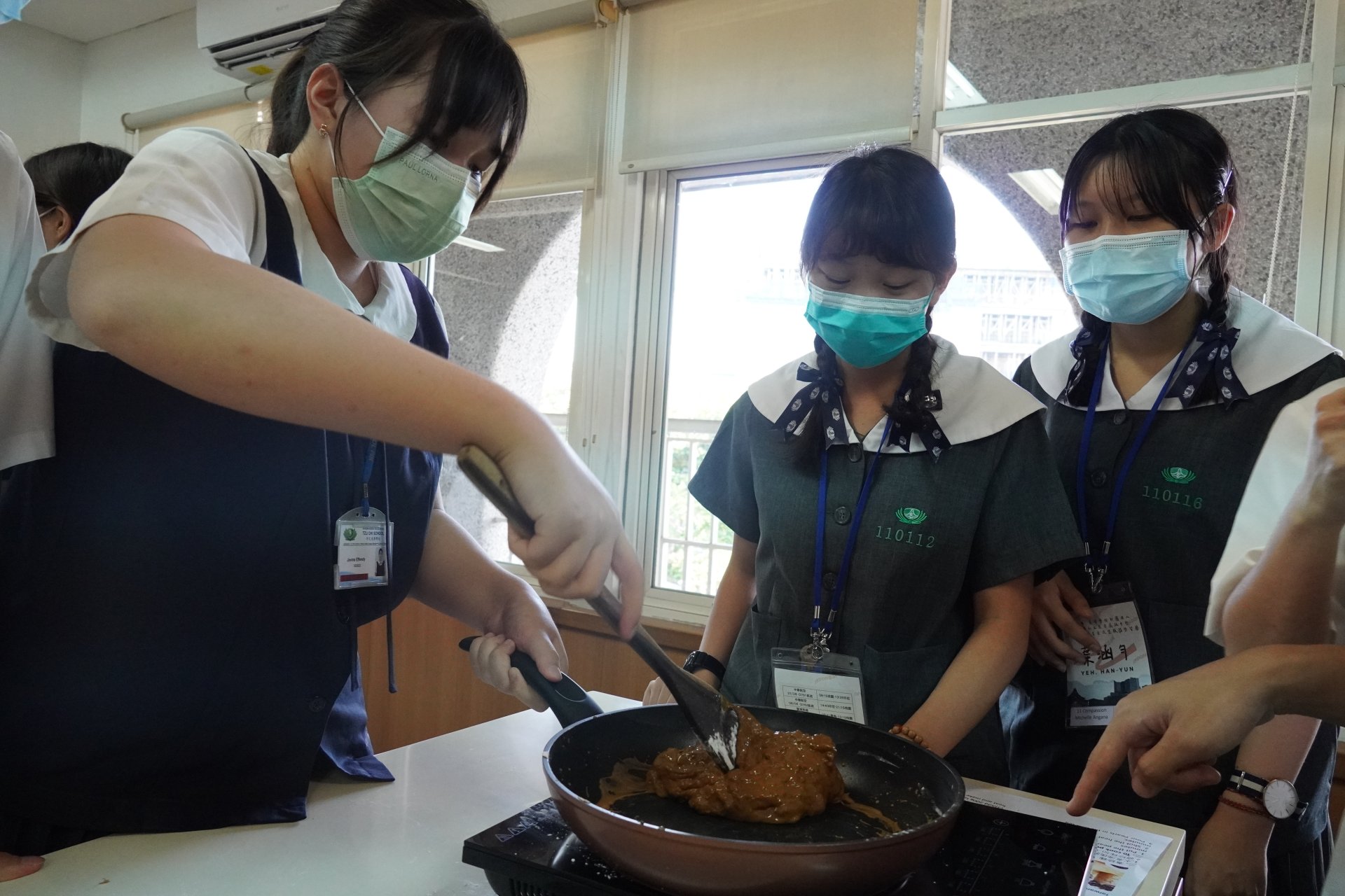 臺南慈中學生們依據懿德媽媽的教學及在校實作的經驗,與印尼學生一起嘗試。_