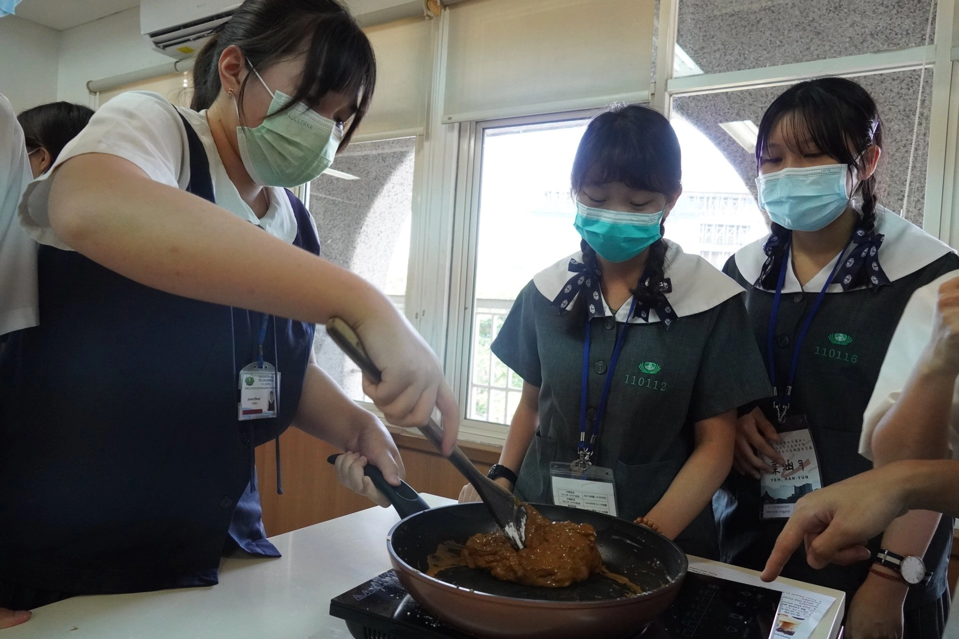 臺南慈中學生們依據懿德媽媽的教學及在校實作的經驗，與印尼學生一起嘗試。_