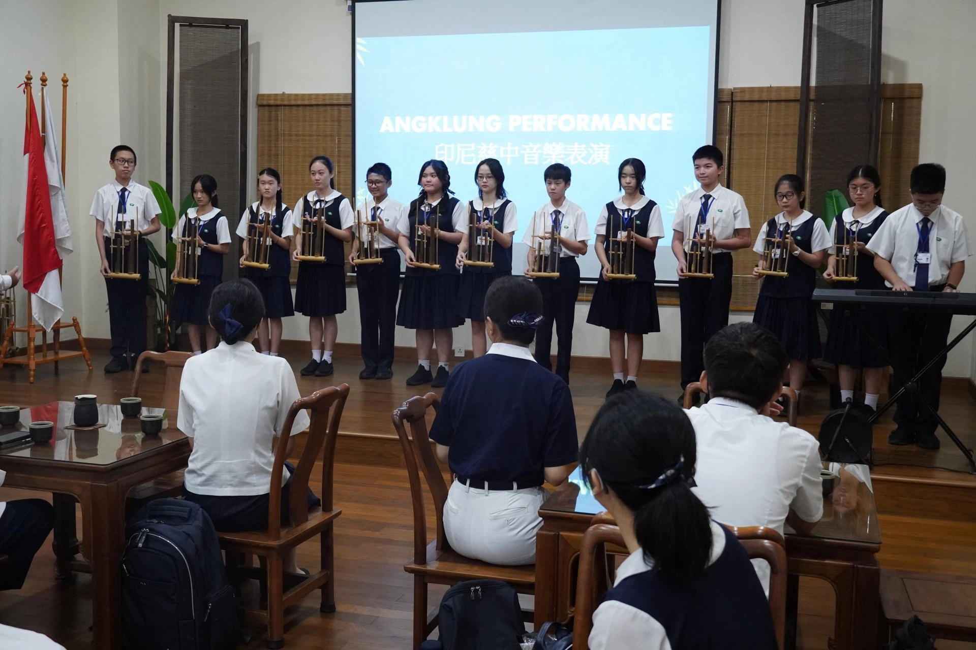 印尼國際學校學生以傳統樂器表演歡迎大家，並讓臺南慈中的學生們體驗。