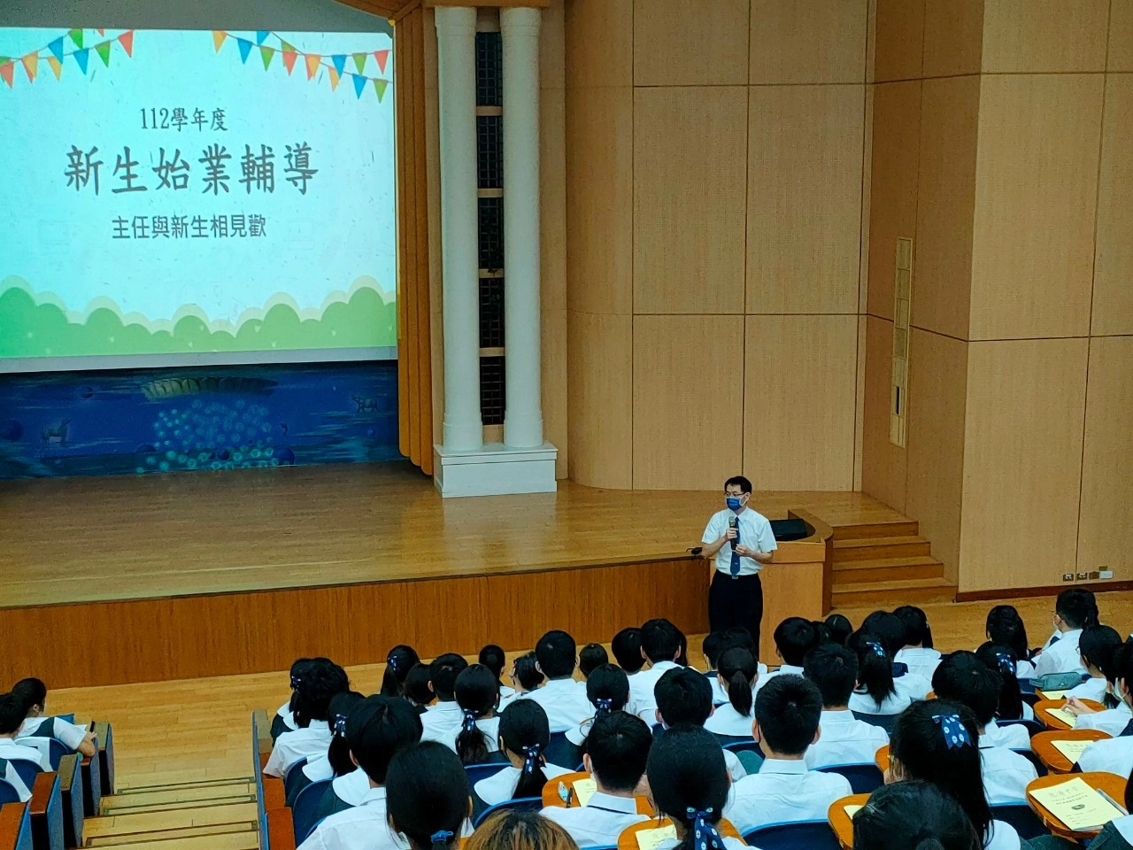 學務處游棋竹主任為新生始業輔導開場與提問三個問題