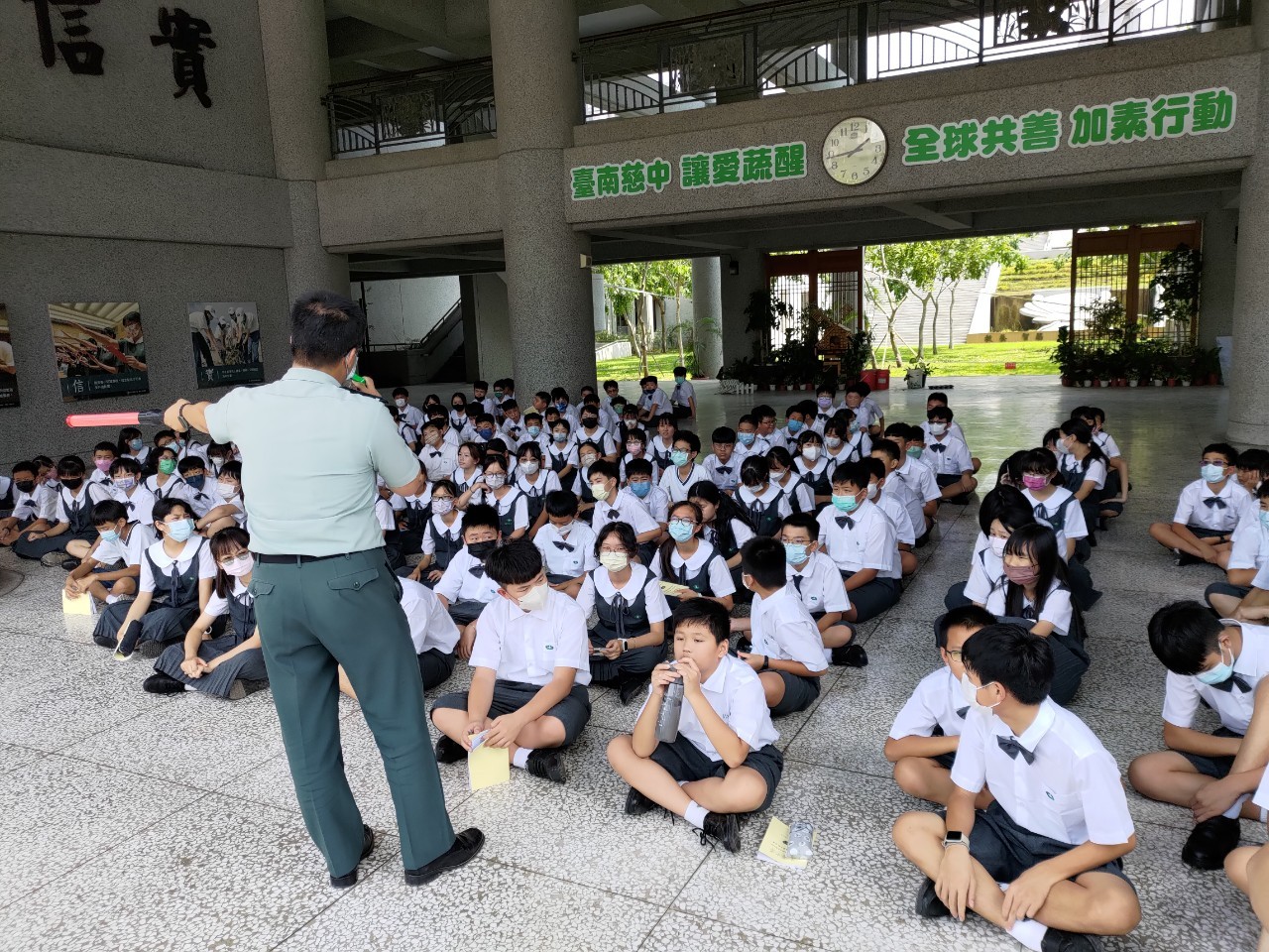 教官實地說明上放學需要注意的地段與行路人安全