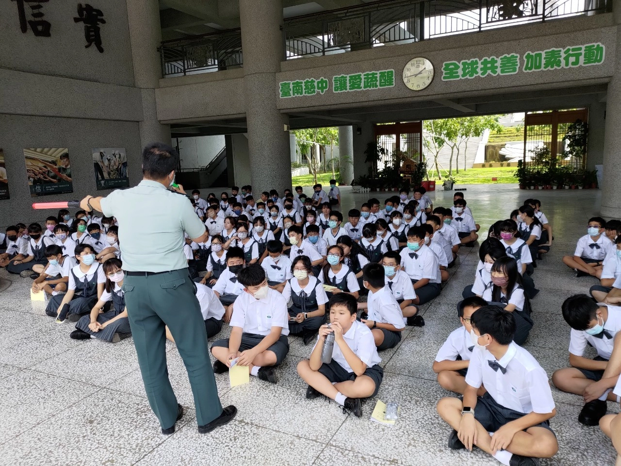 教官實地說明上放學需要注意的地段與行路人安全