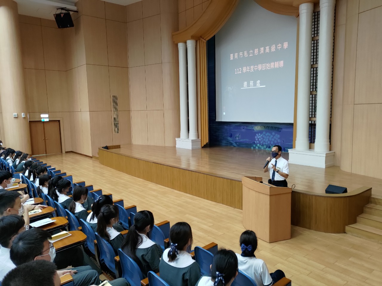 總務處陳雲亮主任期勉同學未來更加成熟獨立,具生活自理能力會生活的人