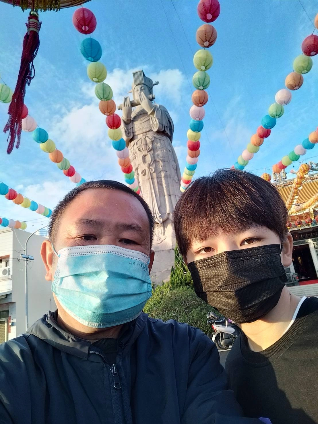 女兒陪著阿聰向媽祖祈福